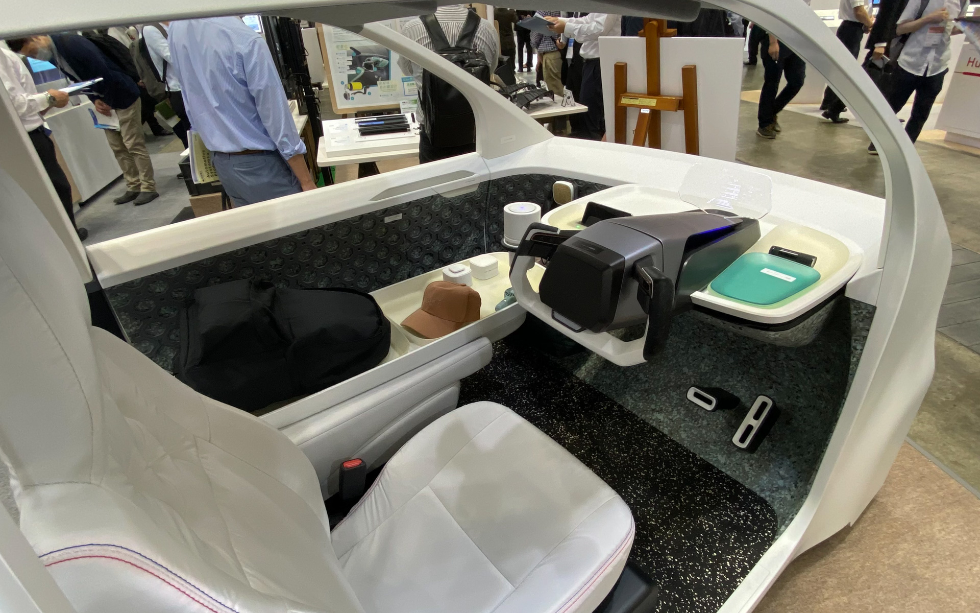 コロナ禍による社会変化で地元（地域）愛が増すことを踏まえ、Z世代をターゲットとした脱炭素・循環型社会を見据えたパーソナルカーのインテリアを表現した豊田合成のコンセプトカー。まるでビジネスホテルの一室がギュギュっと車内に凝縮したような、使いやすく居心地よさそうな空間が印象的でした。ゴム・樹脂のリサイクル材や、植物由来のバイオ材がコクピット部に採用されているそうです