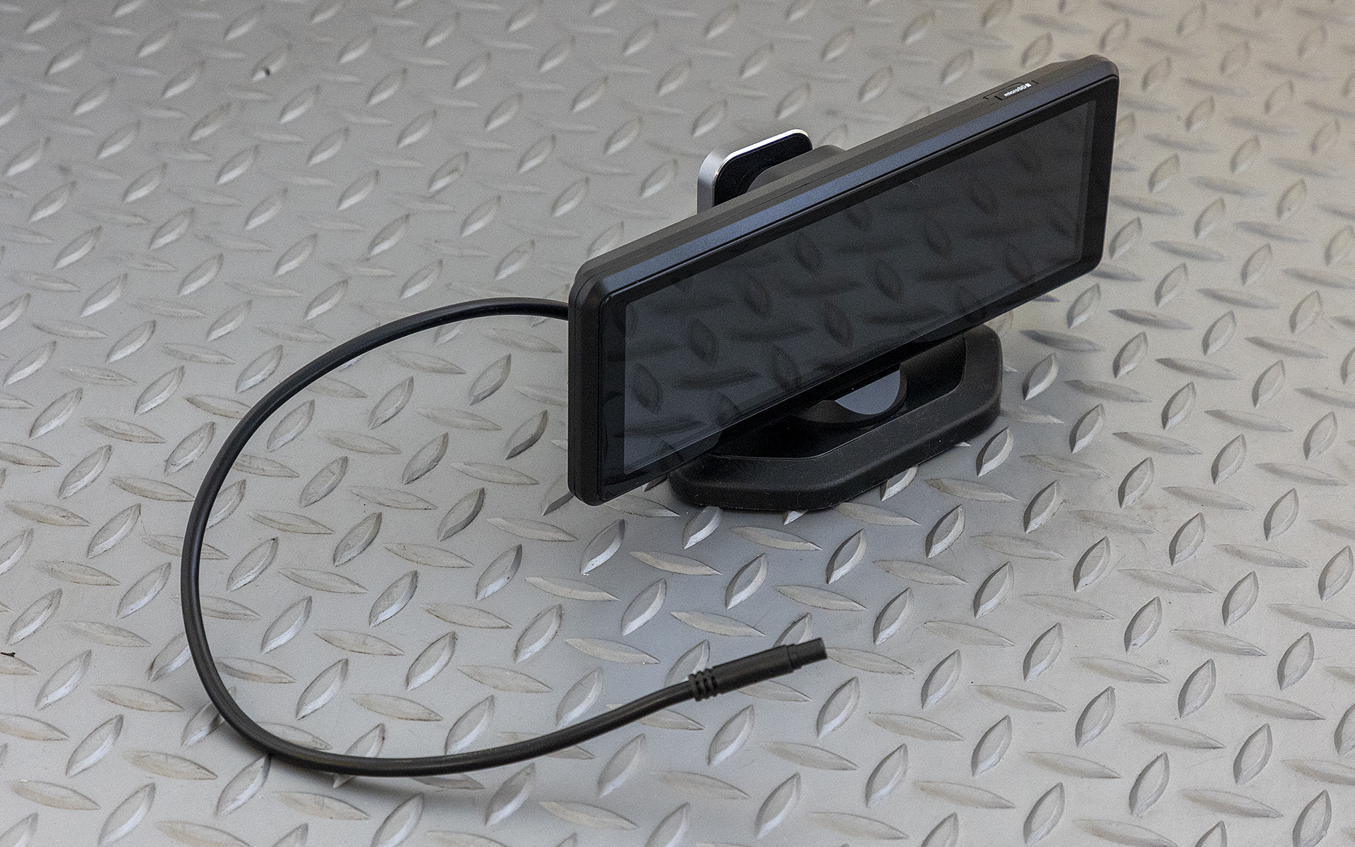 2020年に発売されたナイトビジョンシステム。ダッシュボードに置くタイプでミラーとカメラが一体。ドライブレコーダー機能もあり、オプションでリアミラーもある。ライト点灯を避けたい星空鑑賞の現場やキャンプ場でのクルマの移動などでも使われているという