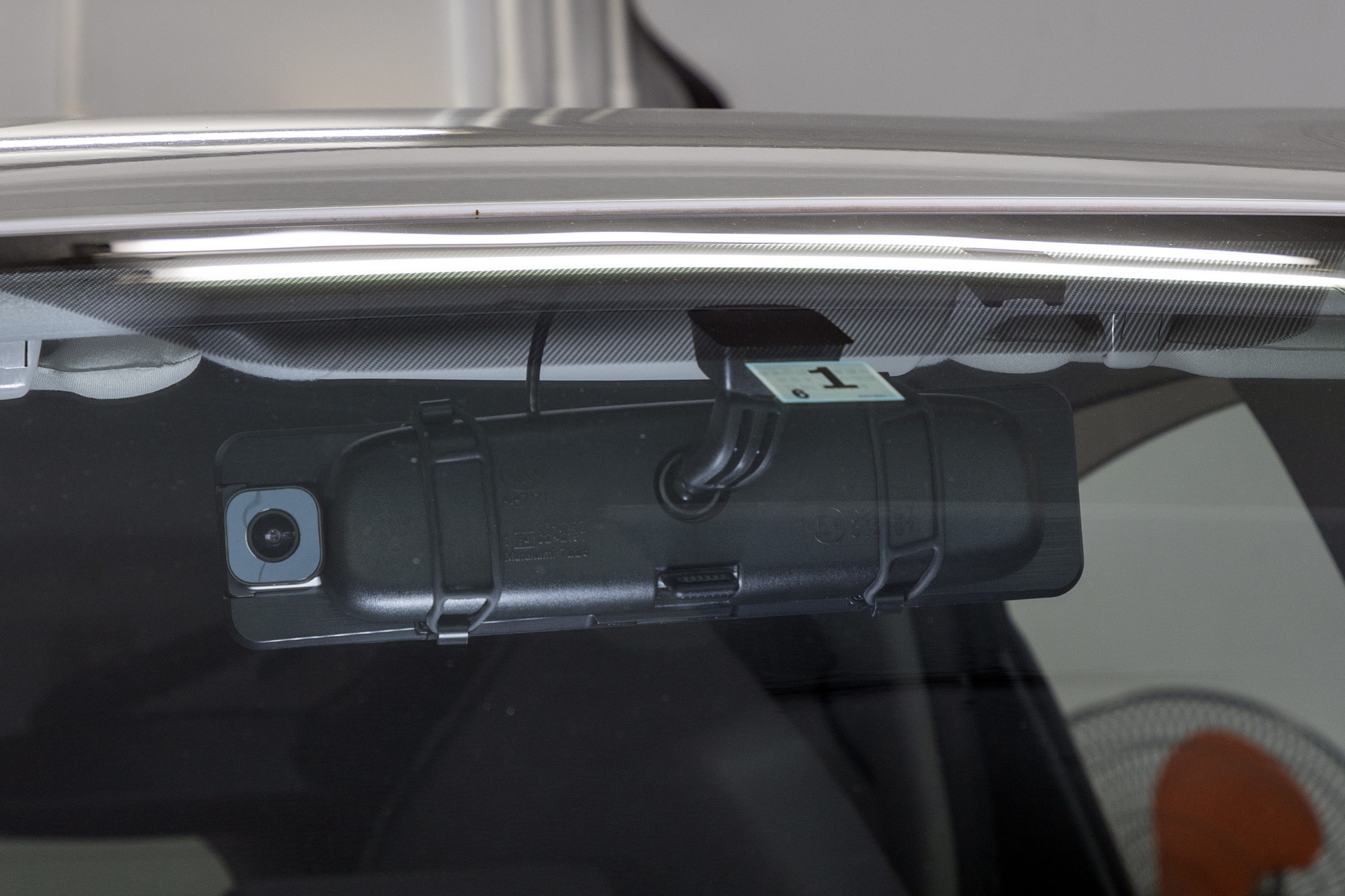 純正ミラーへは付属のゴムバンドで固定する