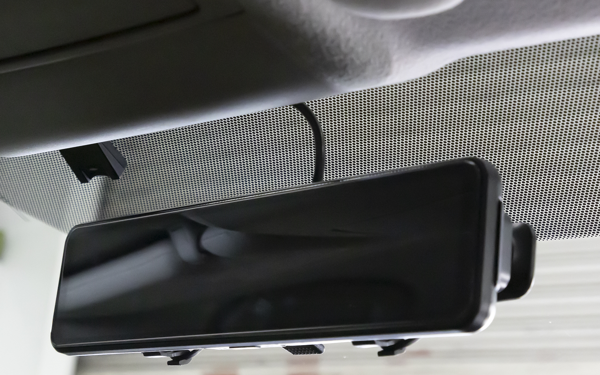 市販のデジタルミラーには本体から複数の配線が出ているものもあるが、ナイトビジョンドラレコの配線は1本なので引きまわししやすく見た目にもスッキリする