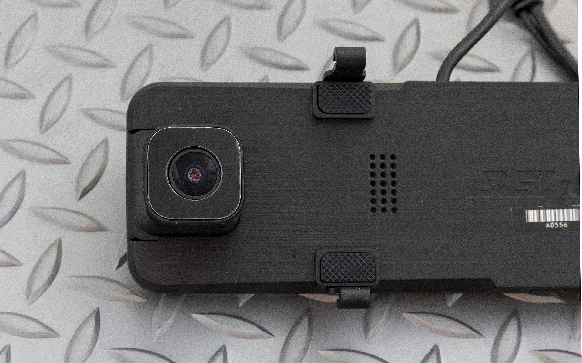 純正のフロントカメラのサイズによってはナイトビジョンドラレコのカメラの画角に純正カメラの内側カバーが映り込んでしまうこともあるので、フロントカメラはスライドが可能になっている