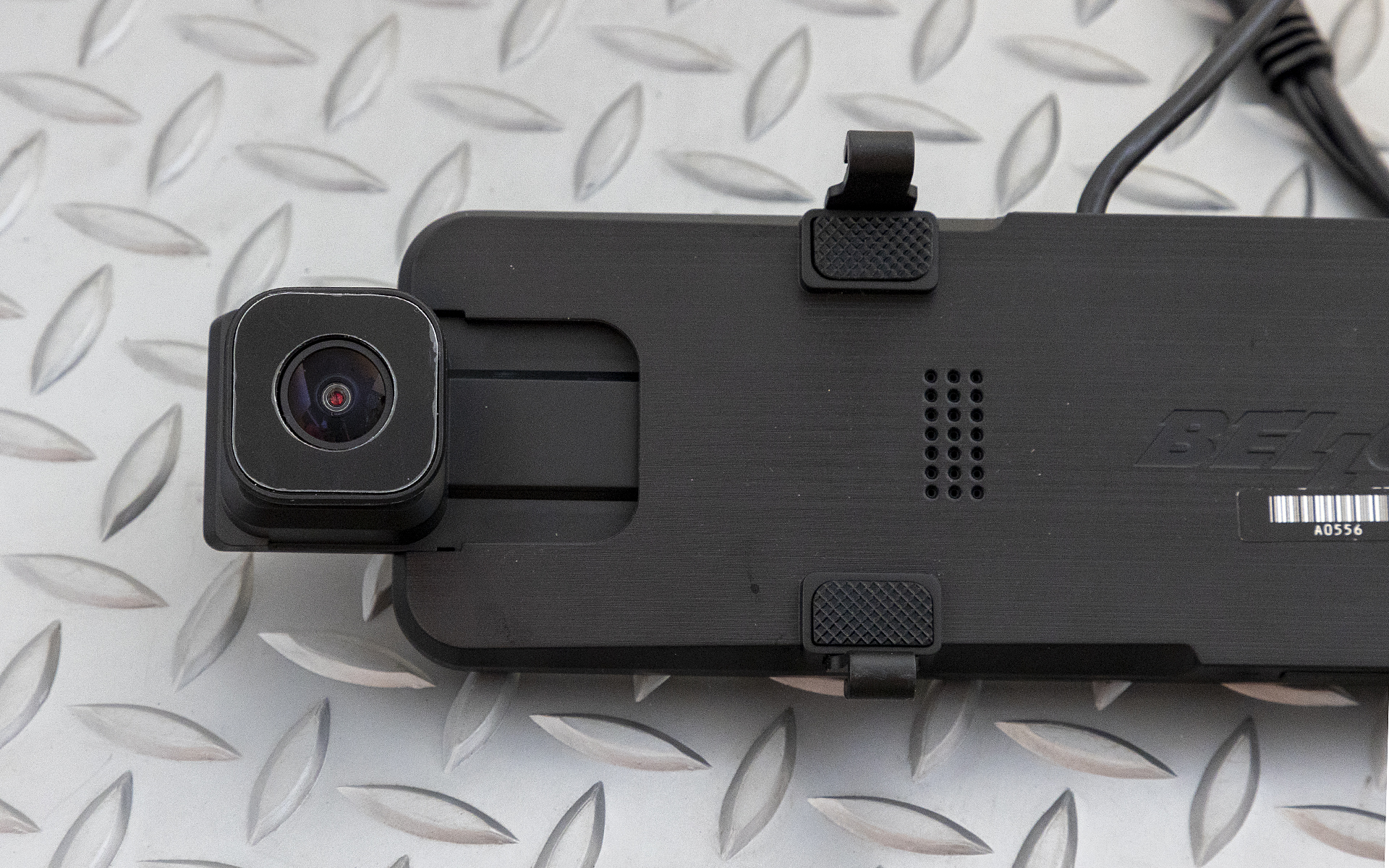 純正のフロントカメラのサイズによってはナイトビジョンドラレコのカメラの画角に純正カメラの内側カバーが映り込んでしまうこともあるので、フロントカメラはスライドが可能になっている