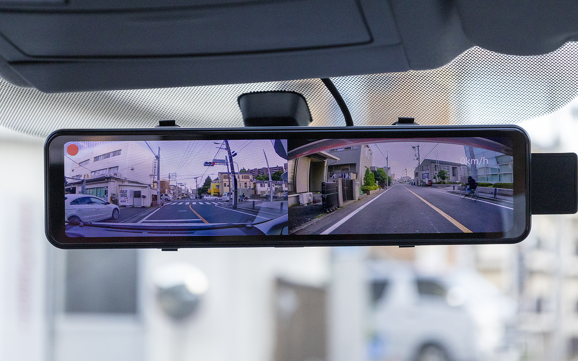 2画面表示対応なのでフロントカメラとリアカメラの映像を映すことができる