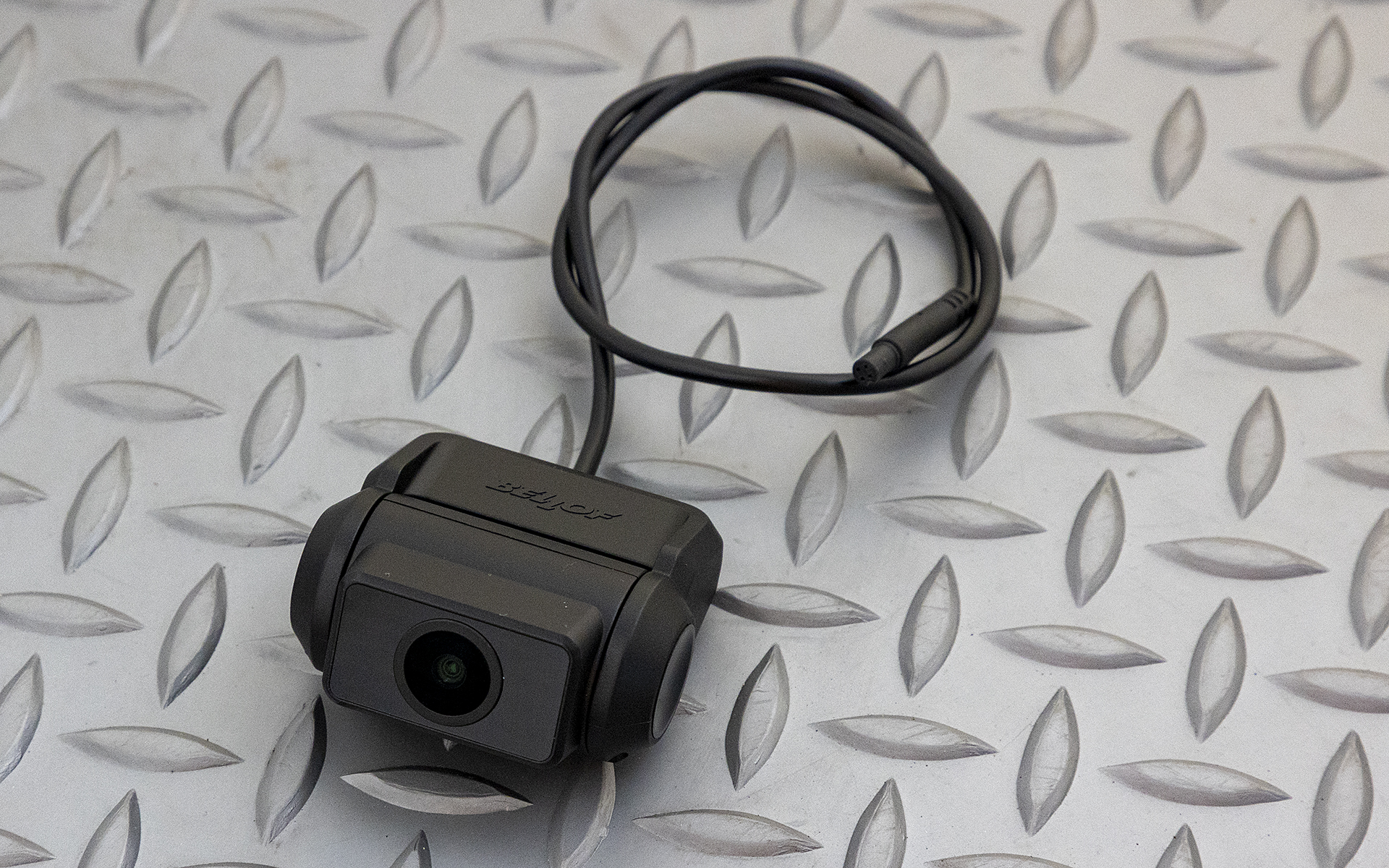 付属のリアカメラ。室内取り付け型