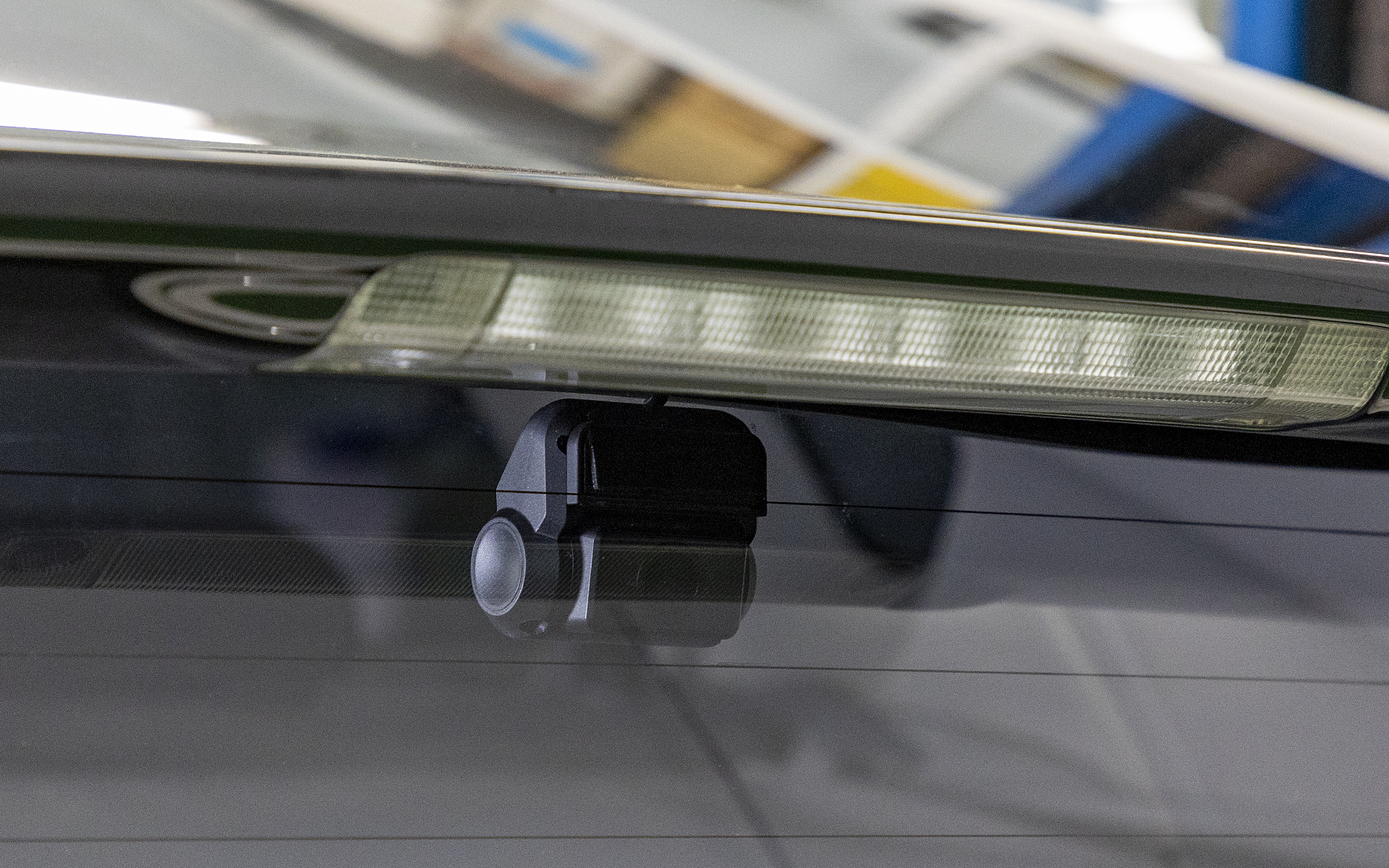 カメラの取り付け位置は後続車のライト光軸から外れた位置が望ましい。室内取り付け型がいいか、外付けがいいかを迷ったらその視点を選択基準に入れてみては