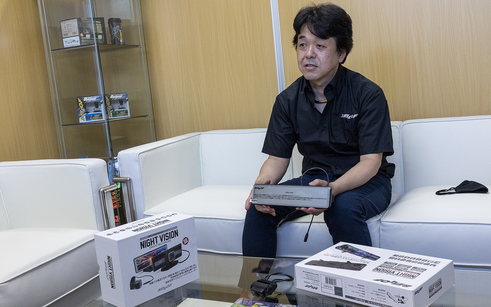 取材対応いただいたベロフジャパン 企画開発部 部長の奈良創氏。ナイトビジョンドラレコは海外メーカーが製造しているが、日本に導入するにあたってベロフジャパンの指示によりパネルのタッチ操作の向きを右ハンドル向きにするといった使い勝手を向上させる仕様変更がされている。また、入荷した製品はすべて電源を入れての検品を行なっているという