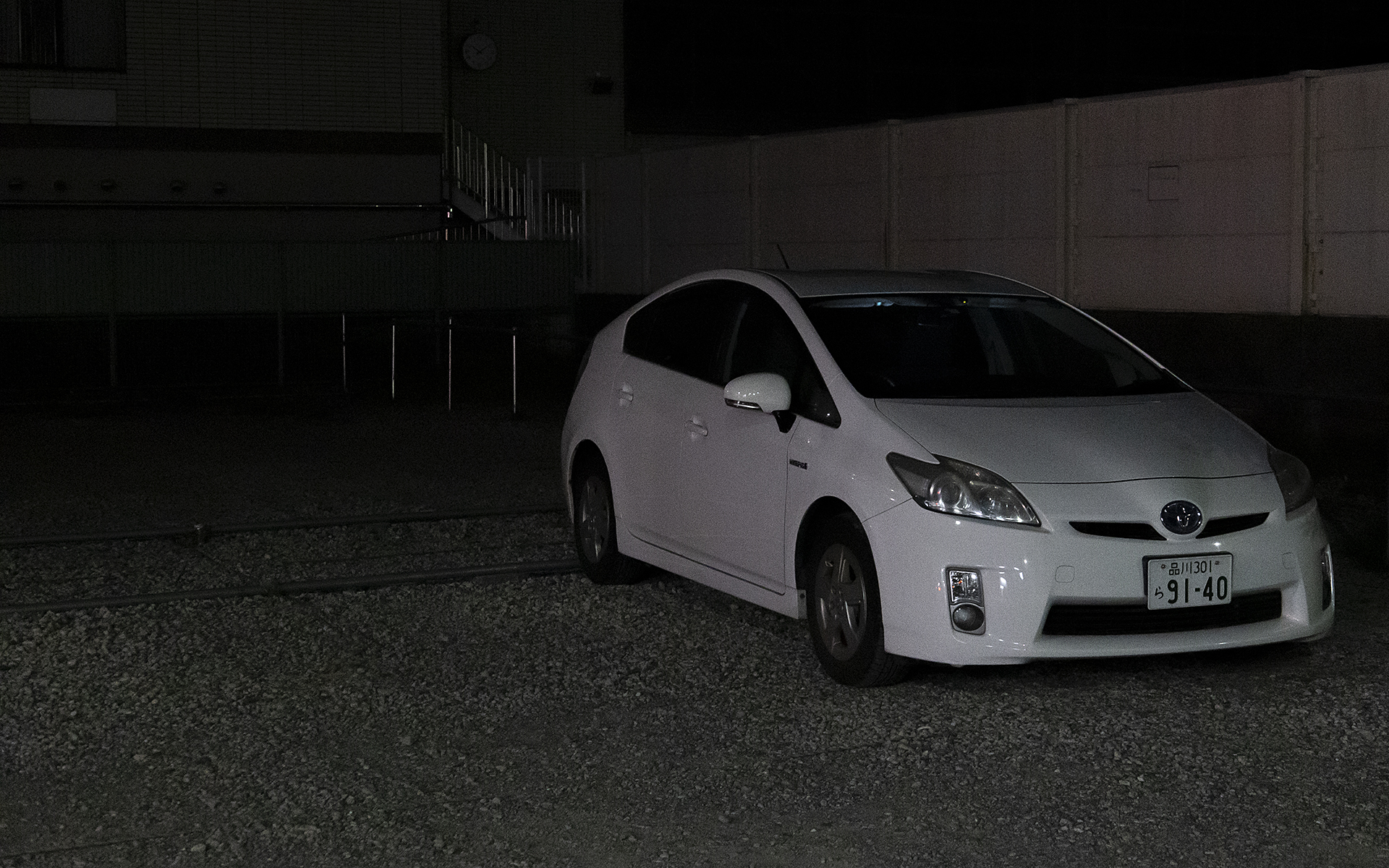 明かりがない有料駐車場にナイトビジョンドラレコが装着されているデモカーを止める。明るめに映っているが肉眼ではもう少し暗い感じ