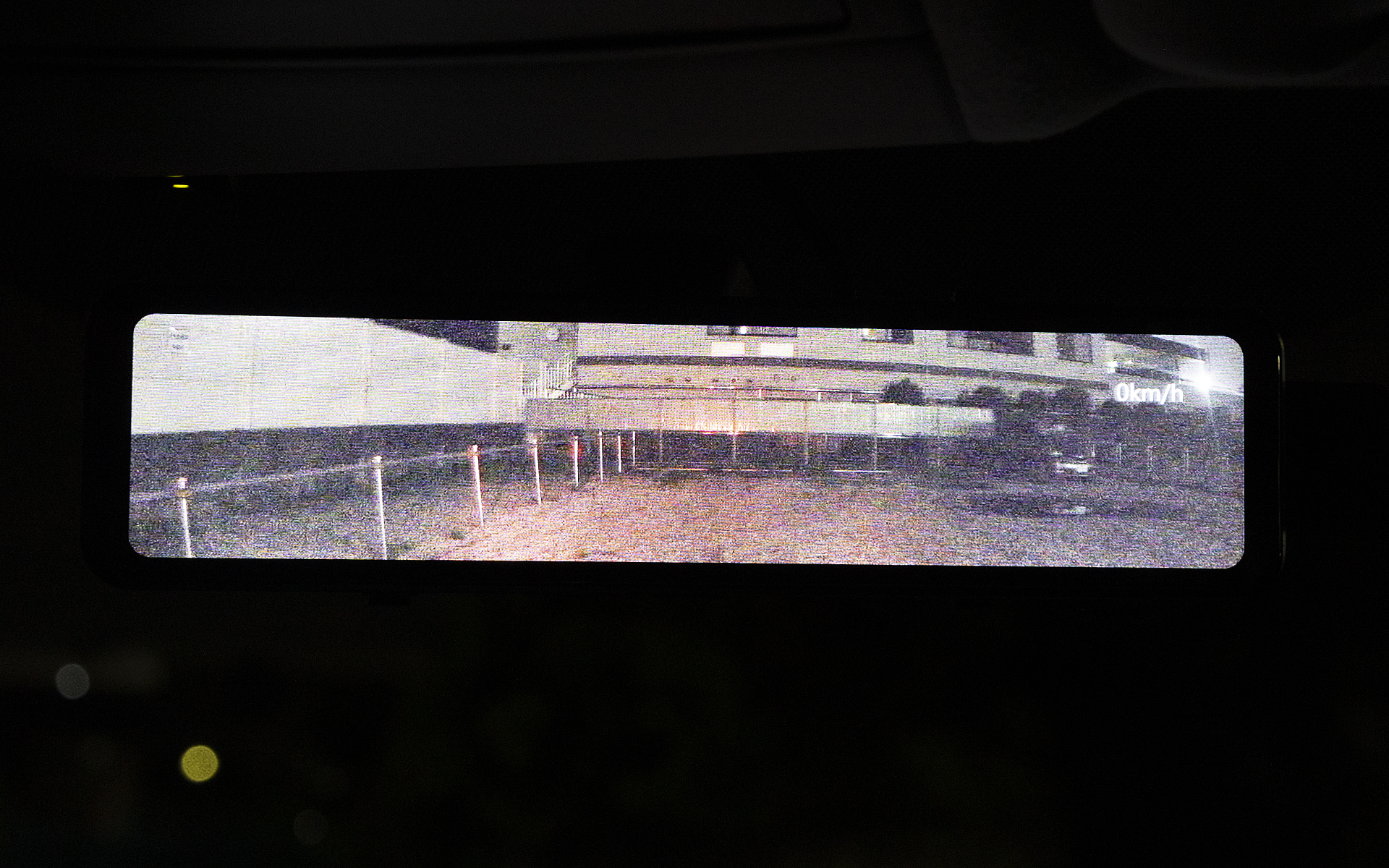 スモールライト点灯。テールランプが付いただけでさらにハッキリ見えるようになっている