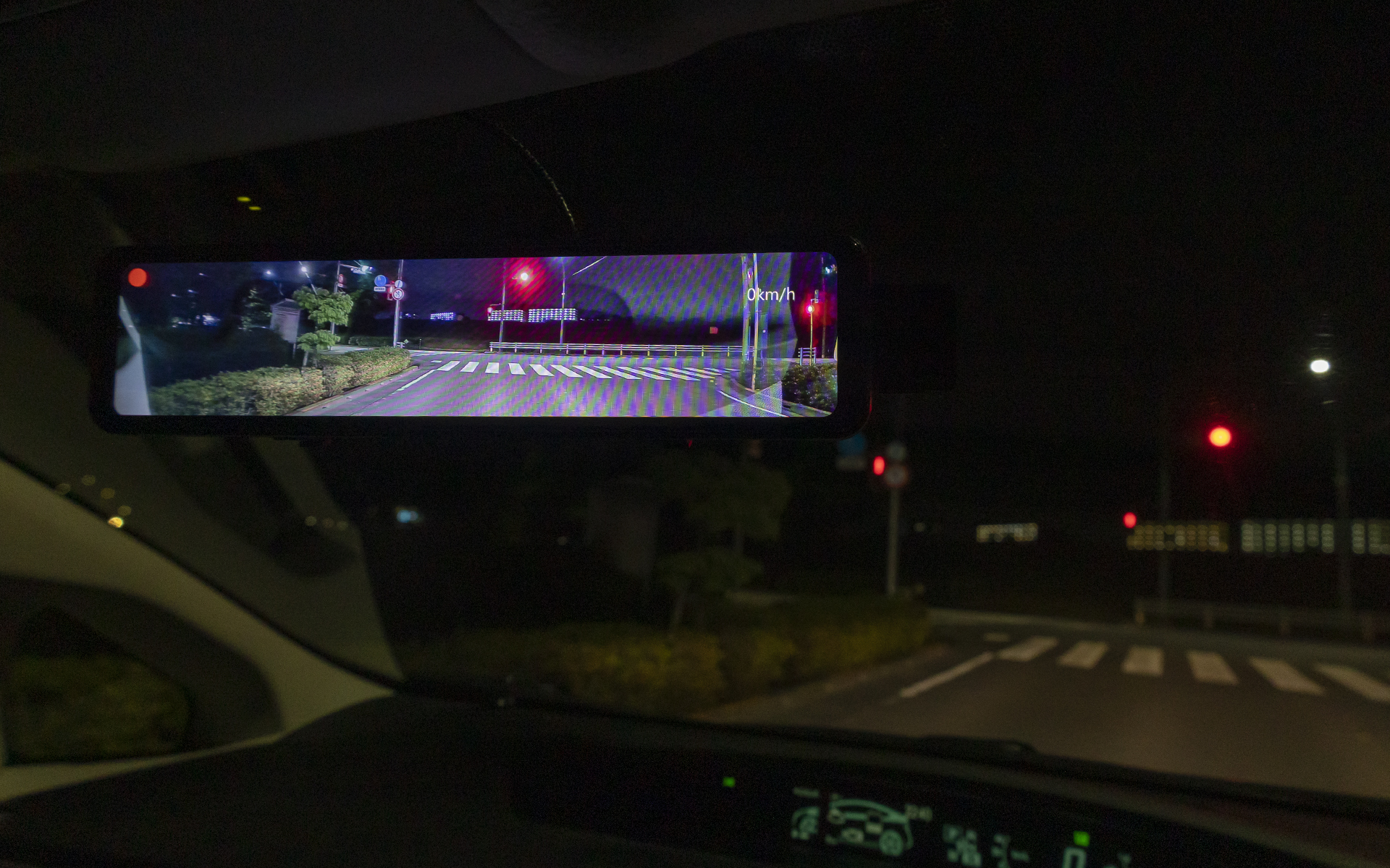 フロントカメラの映像。ガラス越しに見える明るさとの違いが分かる