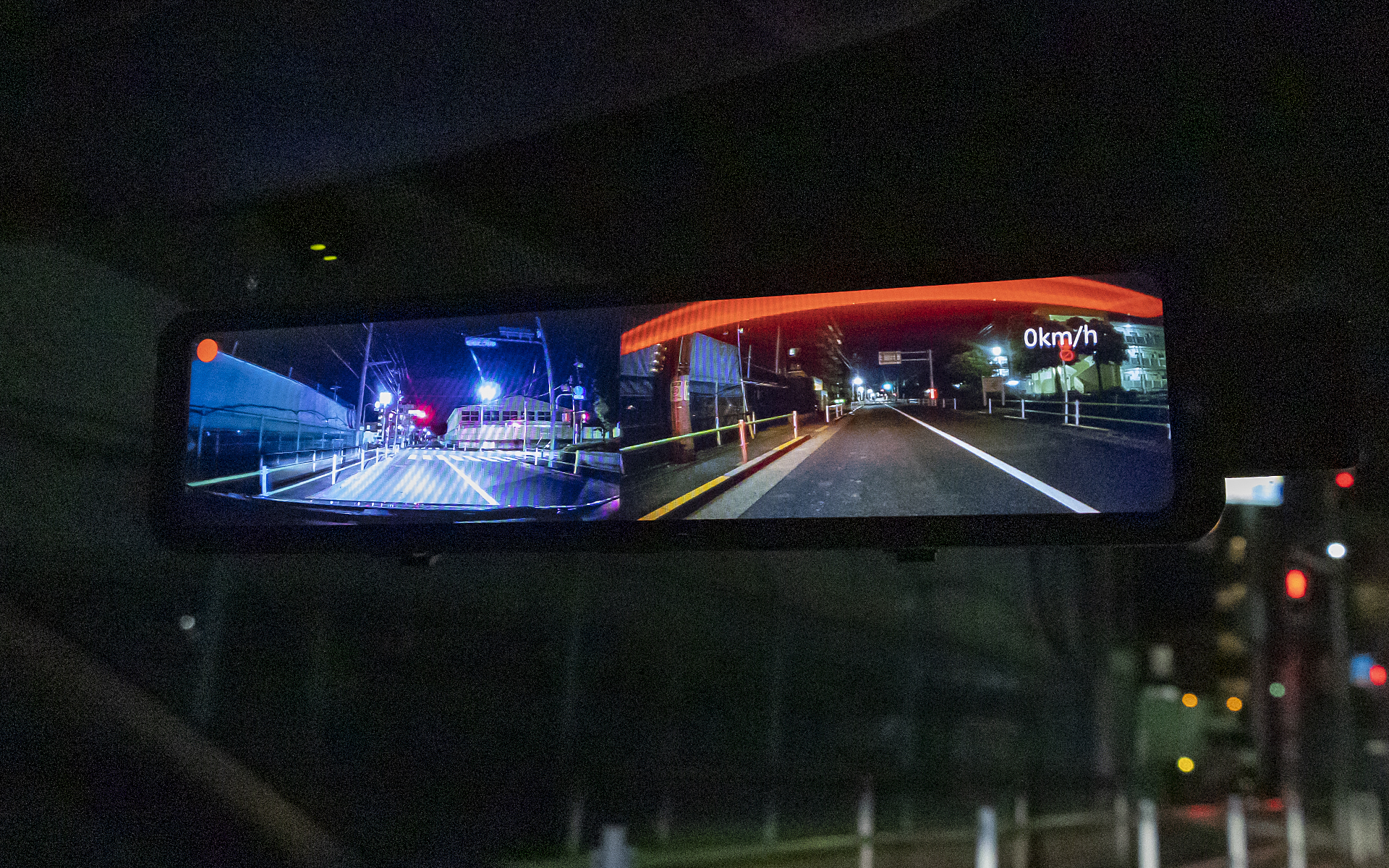 フロント（左）、リア（右）の2画面表示。リア画面の上部に映っている赤い光はハイマウントブレーキランプのもの