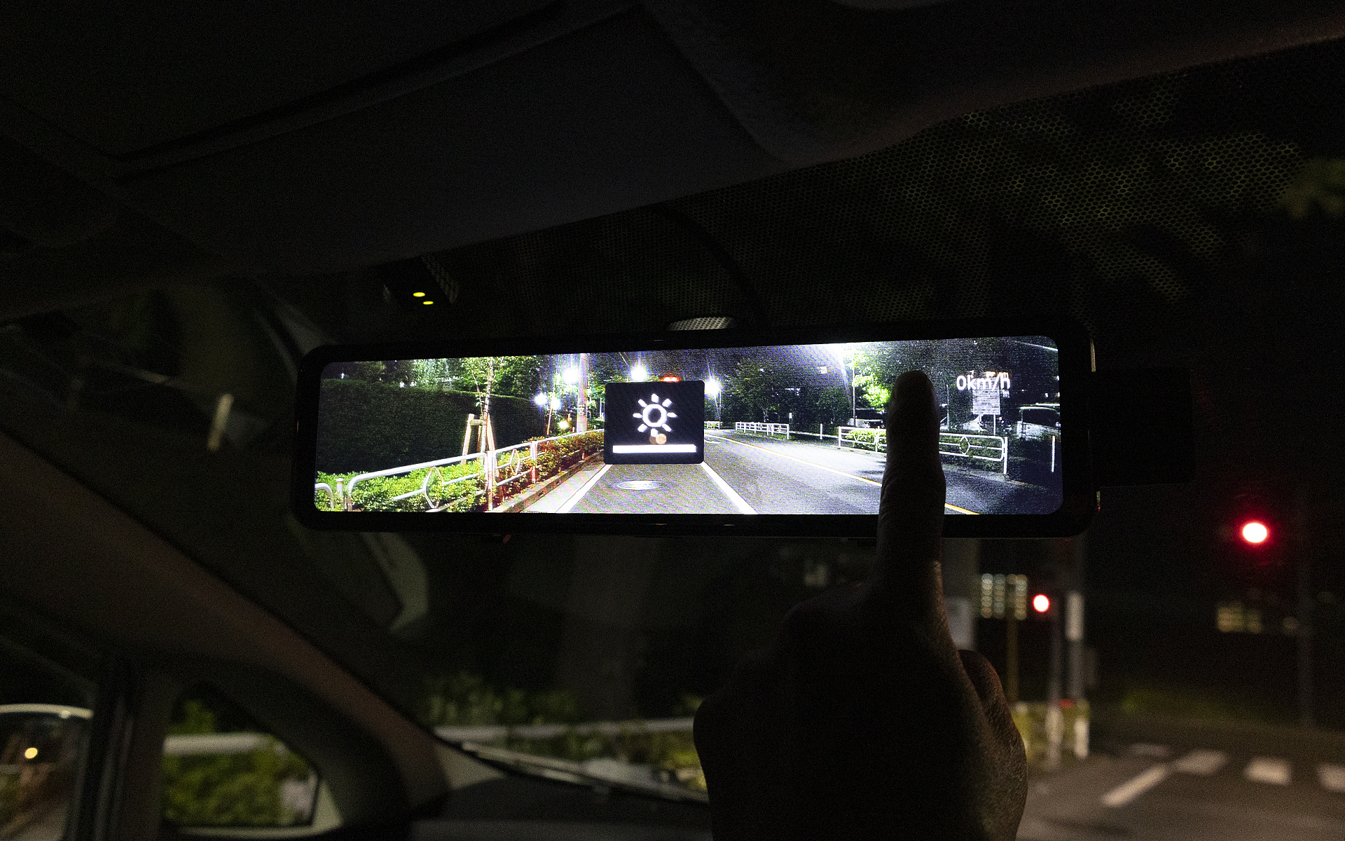 輝度調整はモニター右側を指先で上下して変える。最大輝度の状態