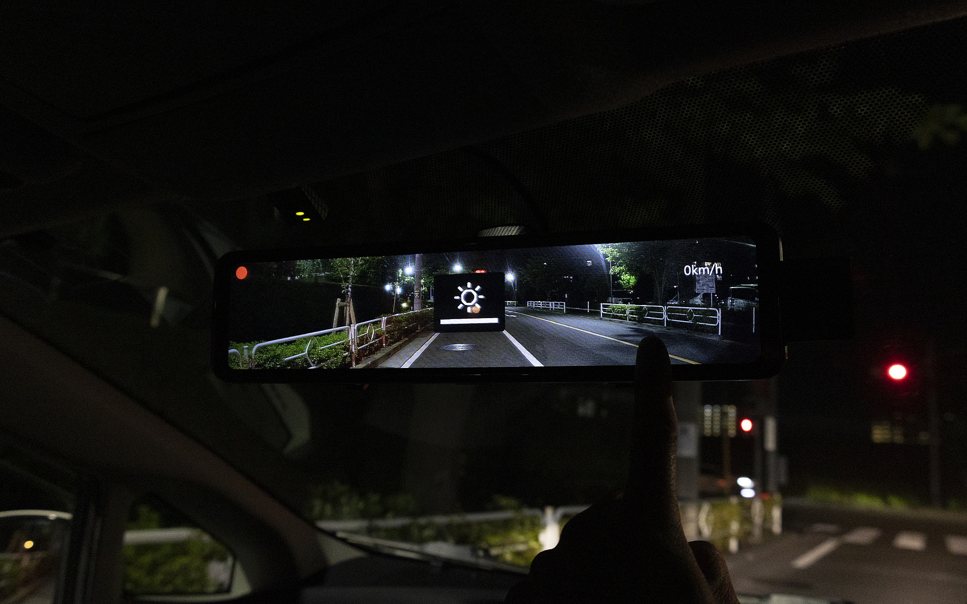 こちらは一番暗くした状態。夜間は輝度を下げた方がいい。明るすぎると運転中に気になるし後続車がいるとまぶしさを感じることもあったが、指先だけで調整できるのですぐに対処できた