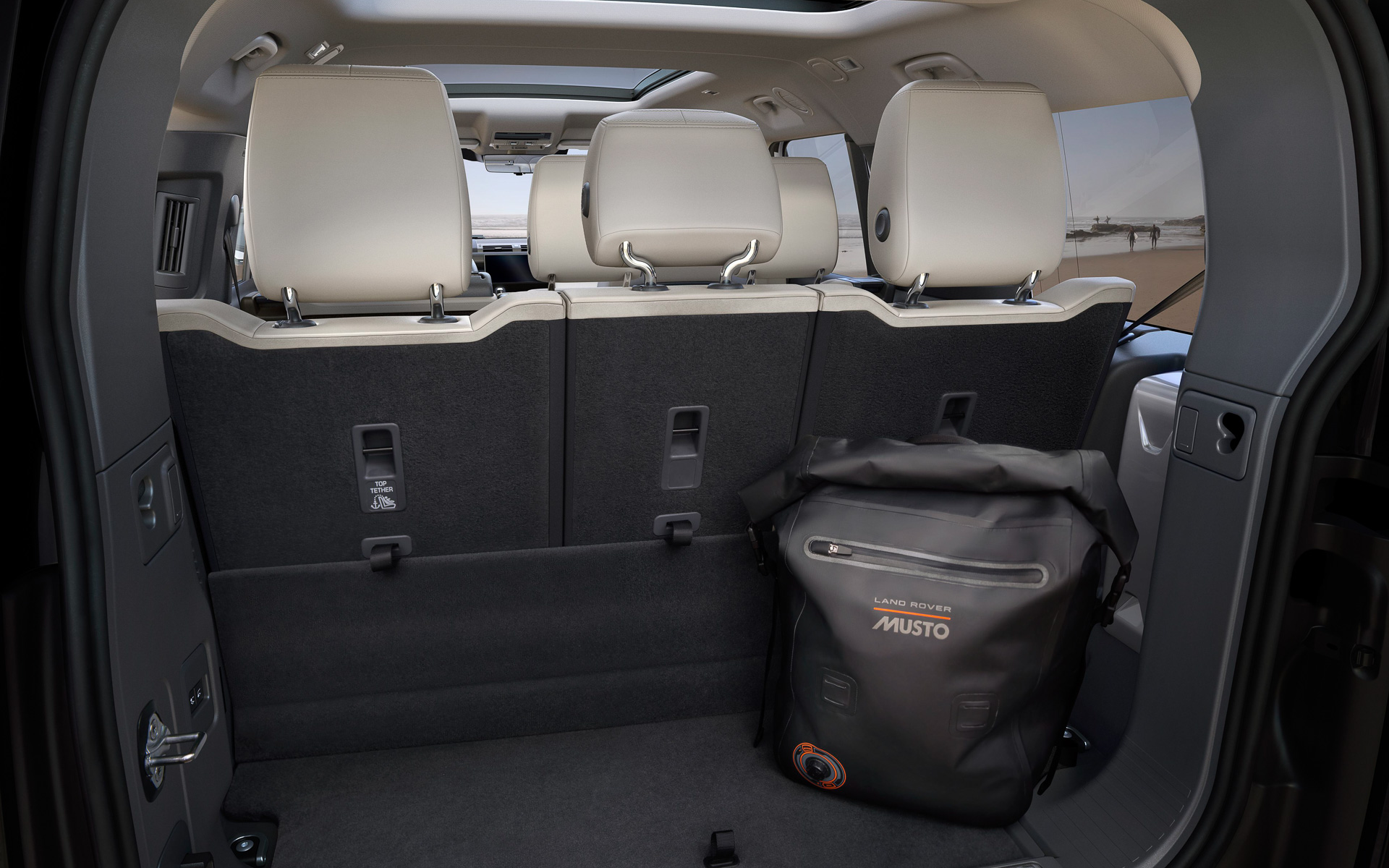 130は2列目シートと3列目シートを倒せば大容量のスペースが現われる