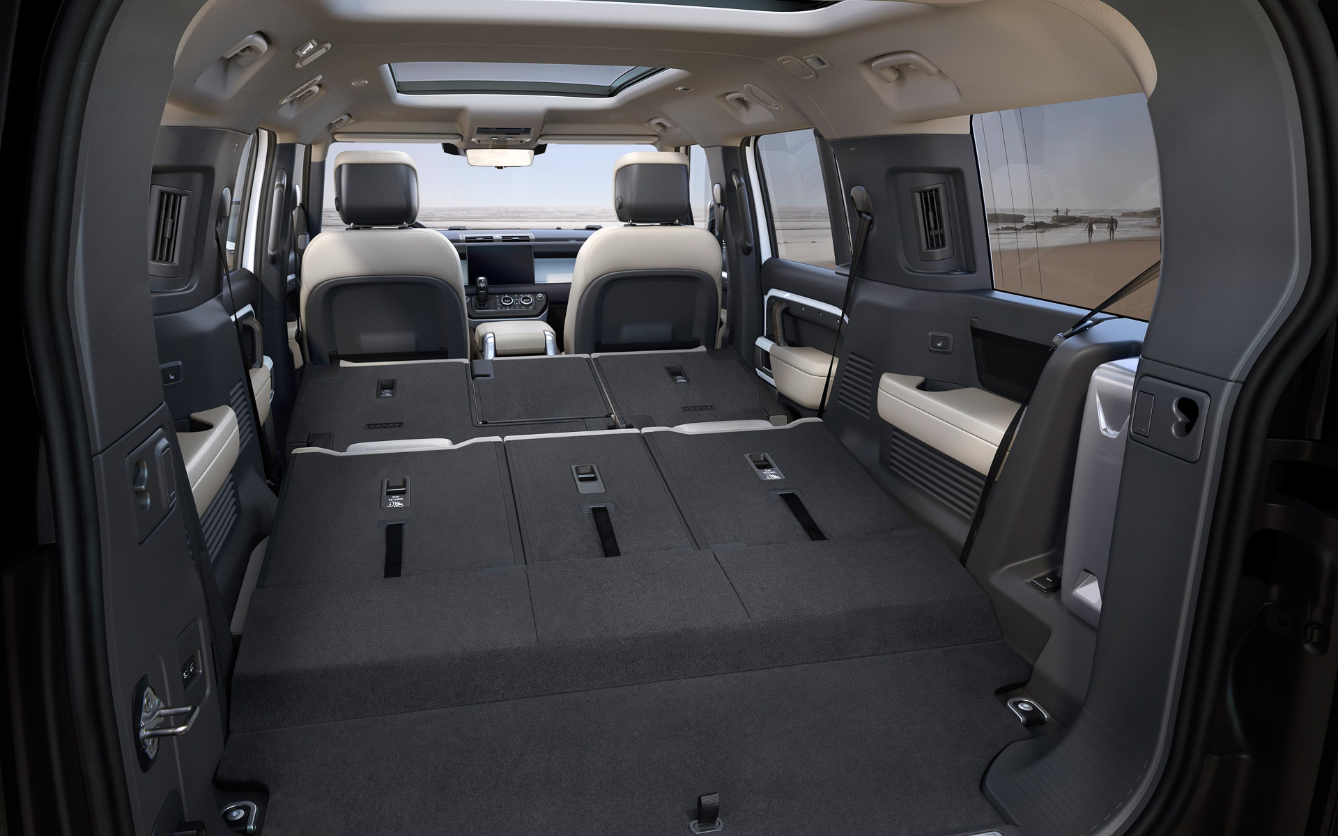 130は2列目シートと3列目シートを倒せば大容量のスペースが現われる