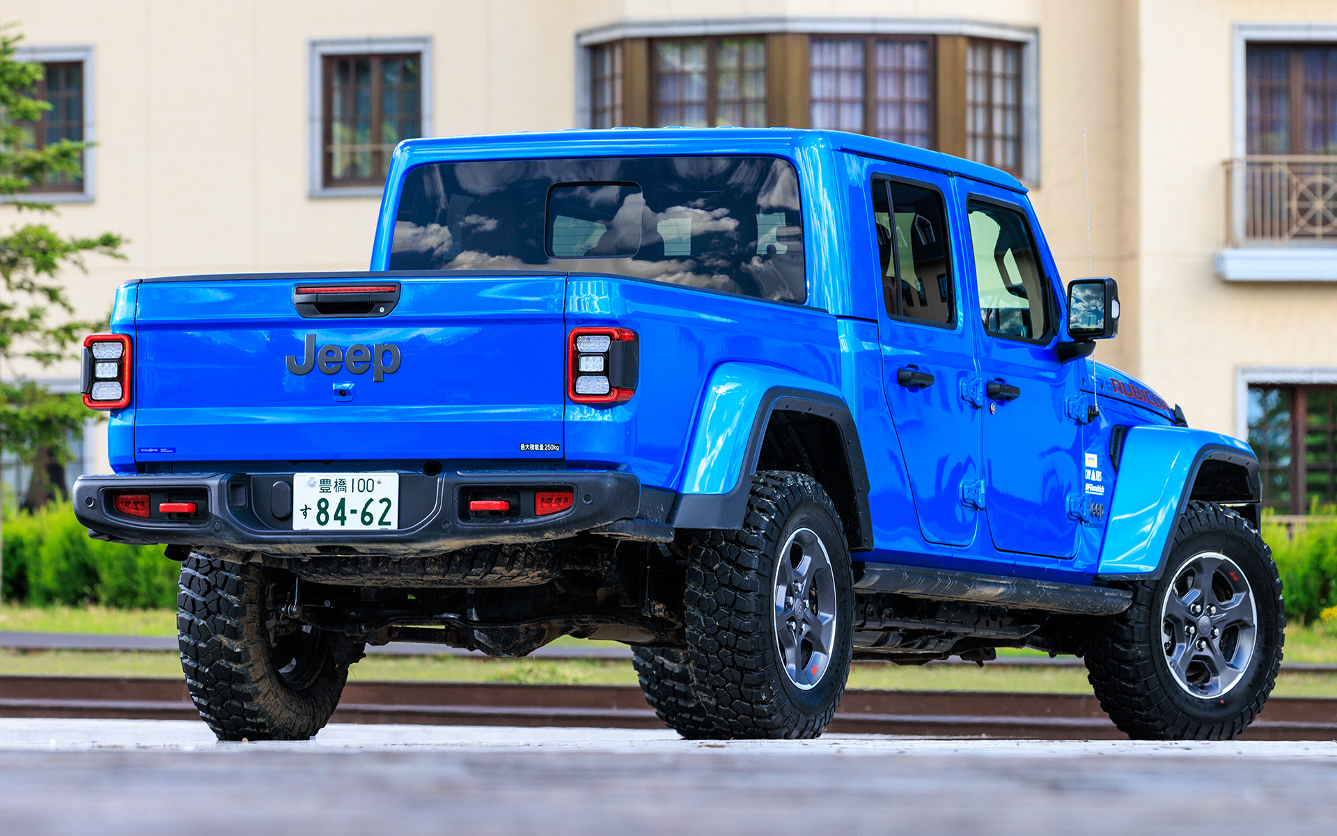 グラディエーター・ルビコン（840万円）。ボディカラーはハイドロブルーP/C。ボディサイズは5600×1930×1850mm（全長×全幅×全高）、ホイールベースは3490mmのピックアップトラック。最小回転半径は6.9m。車両重量は2280kgで最大積載量は250kg