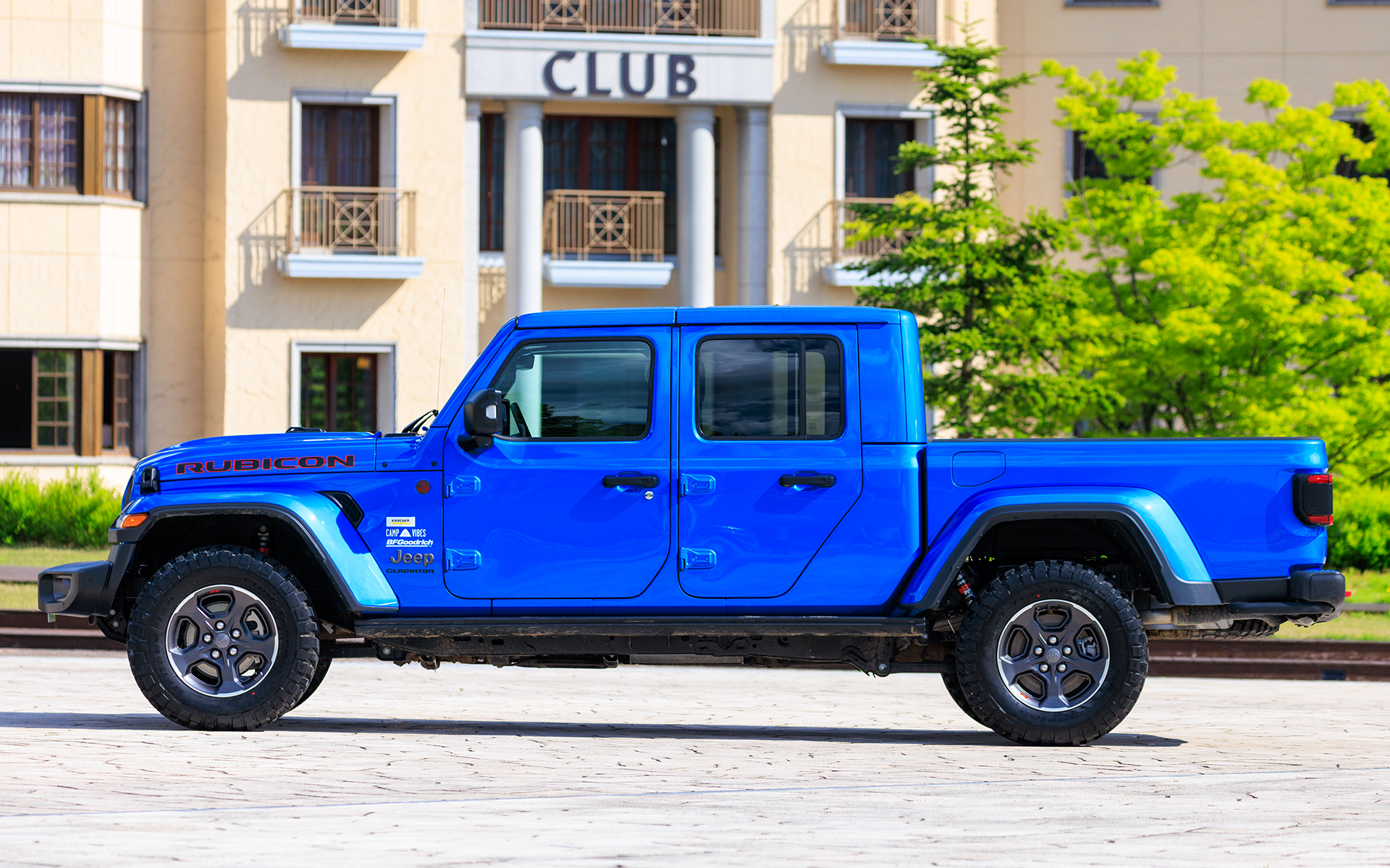 5名乗車が可能な4ドアボディに広大な荷室を持つ特徴的なモデル。タイヤはミシュラン傘下となるBFグッドリッチ「Mud-Terrain T/A KM2」のLT255/75R17サイズを装着。日本に導入されてからショールームに実車がない状態にもかかわらず、すでに400台以上の受注があるという