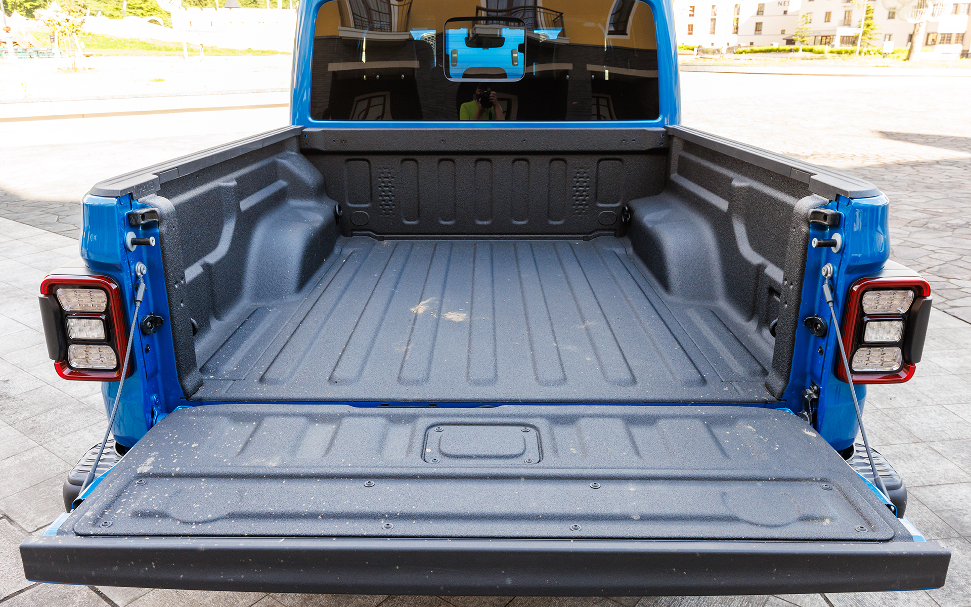 5名乗車が可能な4ドアボディに広大な荷室を持つ特徴的なモデル。タイヤはミシュラン傘下となるBFグッドリッチ「Mud-Terrain T/A KM2」のLT255/75R17サイズを装着。日本に導入されてからショールームに実車がない状態にもかかわらず、すでに400台以上の受注があるという