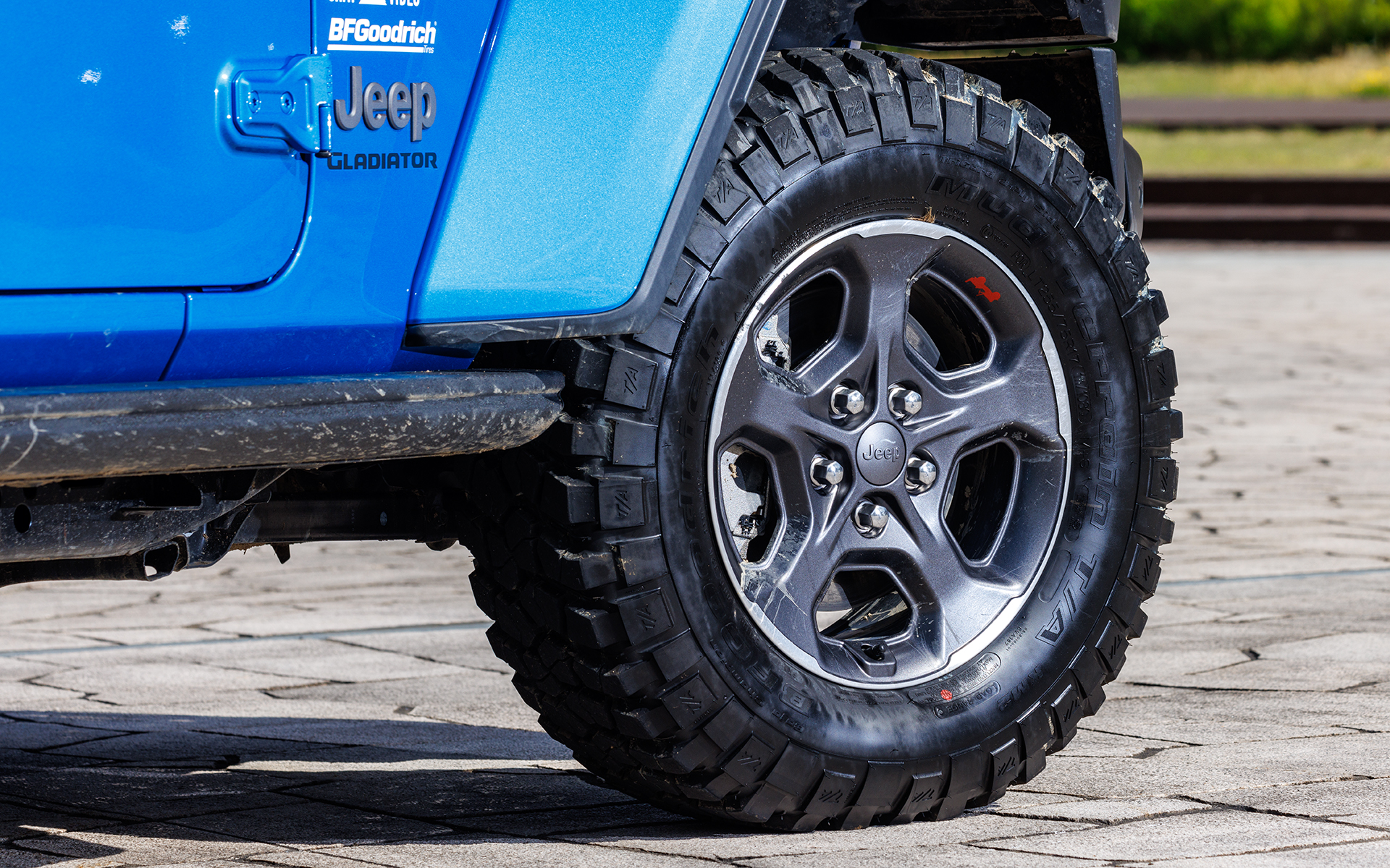 5名乗車が可能な4ドアボディに広大な荷室を持つ特徴的なモデル。タイヤはミシュラン傘下となるBFグッドリッチ「Mud-Terrain T/A KM2」のLT255/75R17サイズを装着。日本に導入されてからショールームに実車がない状態にもかかわらず、すでに400台以上の受注があるという