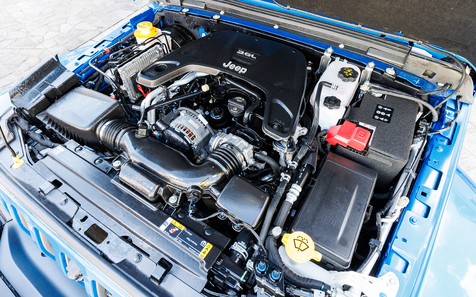 最高出力209kW（284PS）/6400rpm、最大トルク347Nm（35.4kgfm）/4100rpmを発生するV型6気筒DOHC 3.6リッターエンジンを搭載。トランスミッションには8速ATを組み合わせる