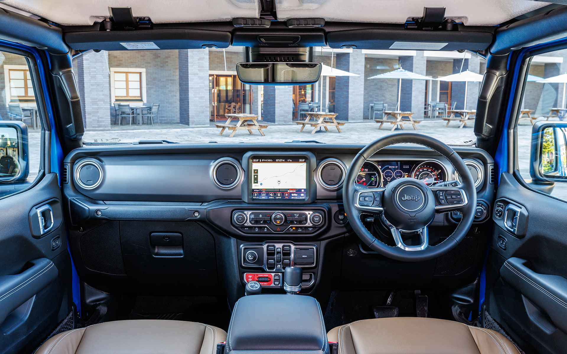 グラディエーターのインテリア。ダッシュボード中央にスイッチ類が集約されている。メーター内のフルカラー7インチマルチビューディスプレイや、オーディオナビゲーションシステム「Uconnect」を搭載する8.4インチタッチパネルモニターにはオフロード画面を用意