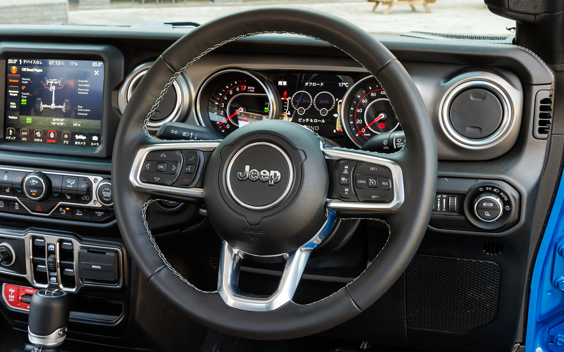 グラディエーターのインテリア。ダッシュボード中央にスイッチ類が集約されている。メーター内のフルカラー7インチマルチビューディスプレイや、オーディオナビゲーションシステム「Uconnect」を搭載する8.4インチタッチパネルモニターにはオフロード画面を用意