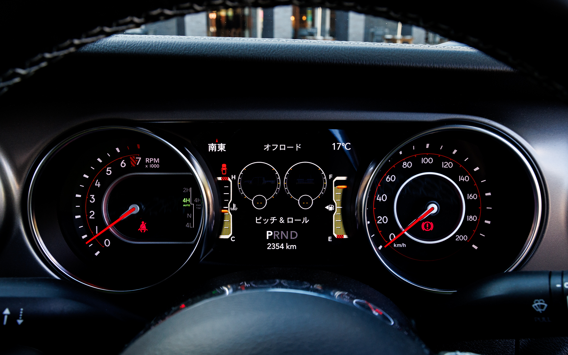 グラディエーターのインテリア。ダッシュボード中央にスイッチ類が集約されている。メーター内のフルカラー7インチマルチビューディスプレイや、オーディオナビゲーションシステム「Uconnect」を搭載する8.4インチタッチパネルモニターにはオフロード画面を用意