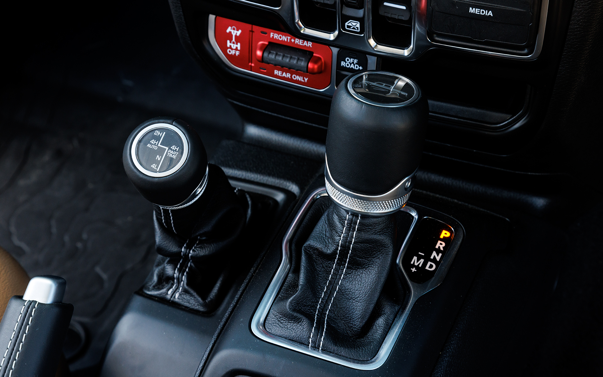 グラディエーターのインテリア。ダッシュボード中央にスイッチ類が集約されている。メーター内のフルカラー7インチマルチビューディスプレイや、オーディオナビゲーションシステム「Uconnect」を搭載する8.4インチタッチパネルモニターにはオフロード画面を用意