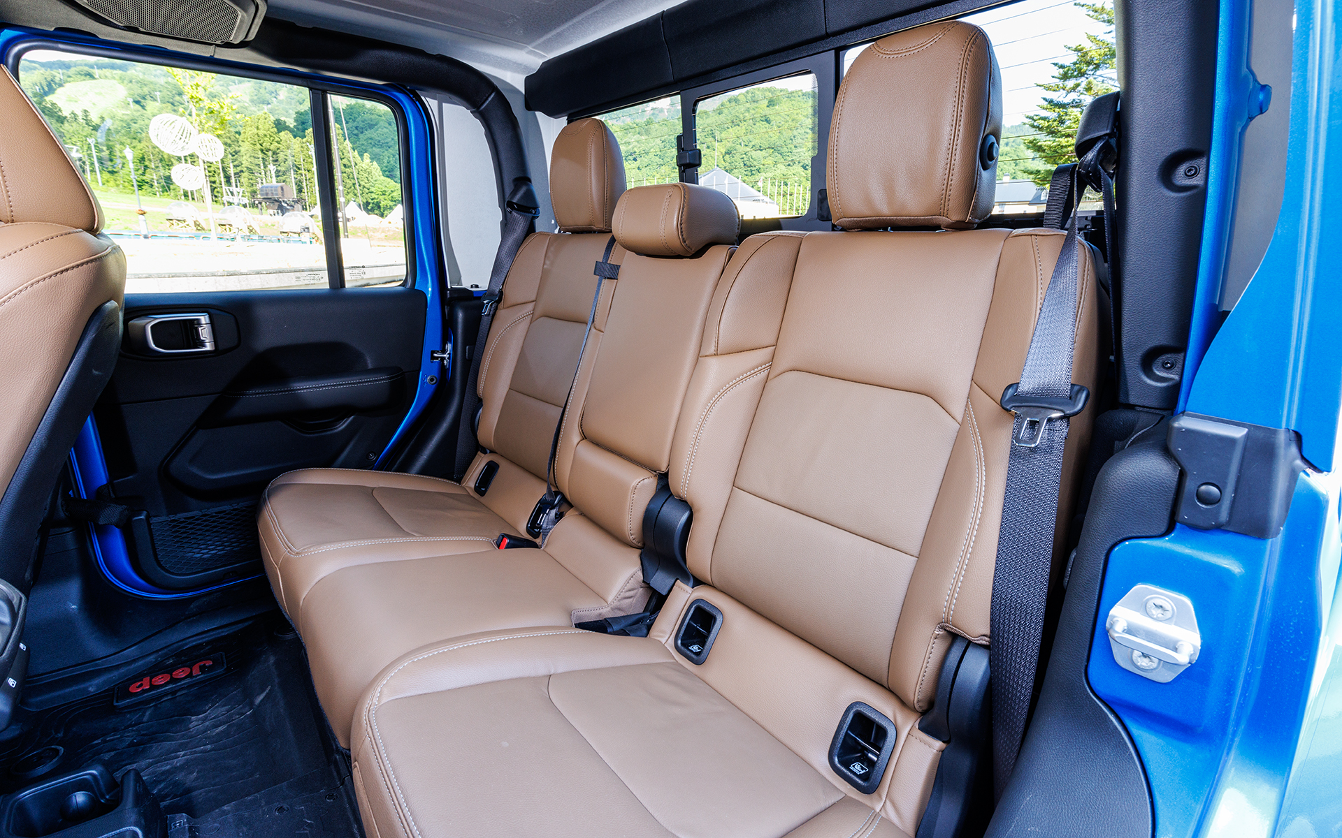 ブラウンのレザーシートを標準装備。このほかに、ブラックのカラーバリエーションも設定される。リアシートも十分に厚みがあり座り心地がよい。リアシート座面の下には収納スペースを確保