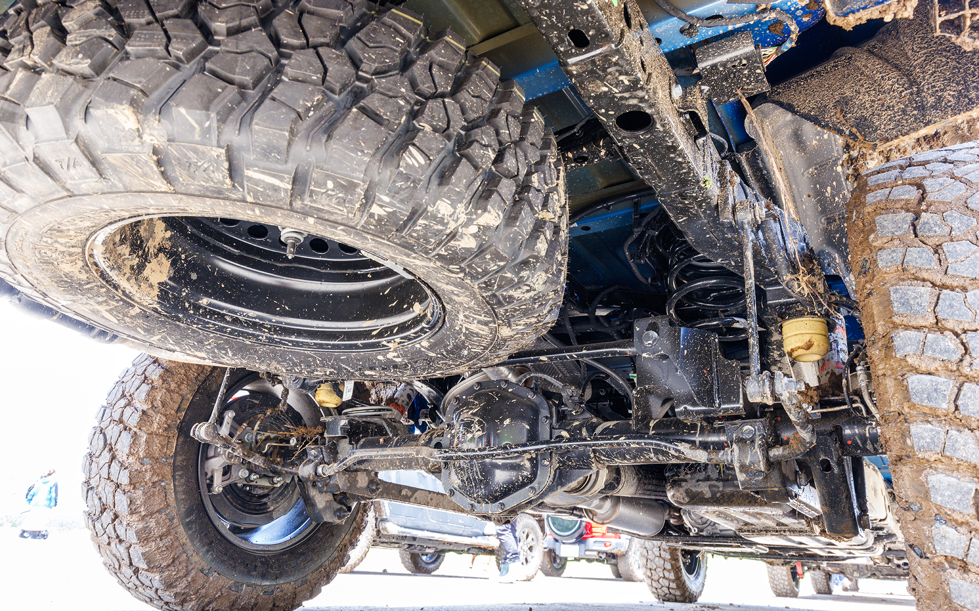 サスペンションは前後ともにコイルリジット