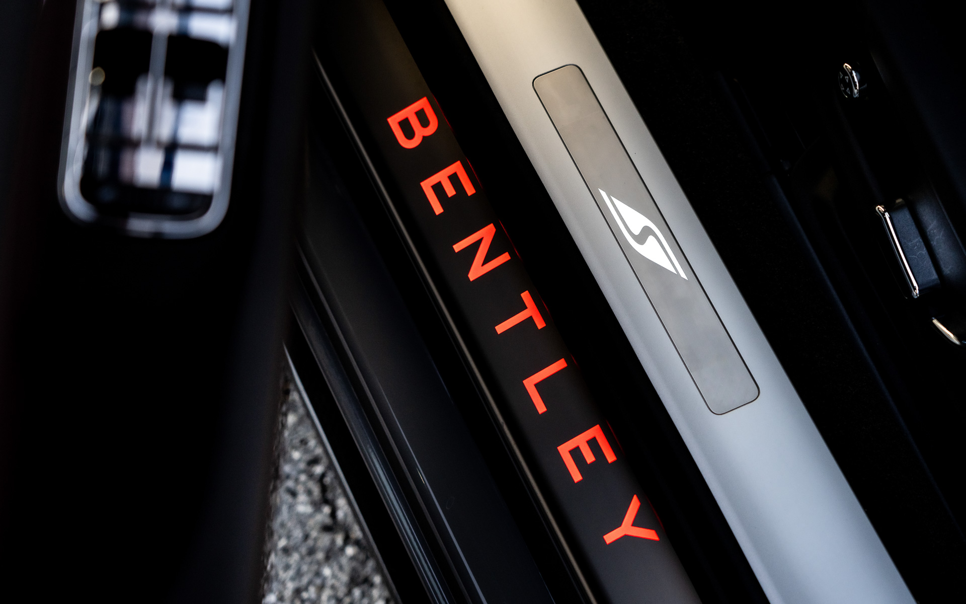 イルミネーテッドトレッドプレートにもSのエンブレム