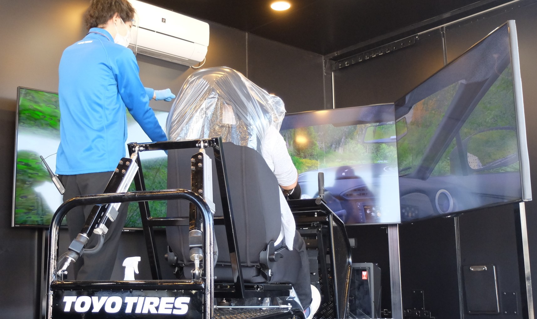 タイヤ安全啓発活動では、ドライブシミュレーターによって普段は想定していないシチュエーションを疑似体験できる