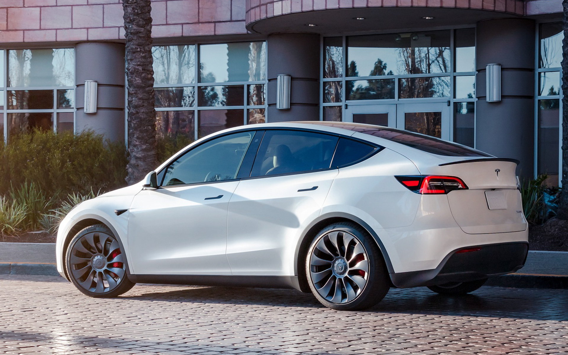 テスラのミッドサイズSUV「モデル Y」