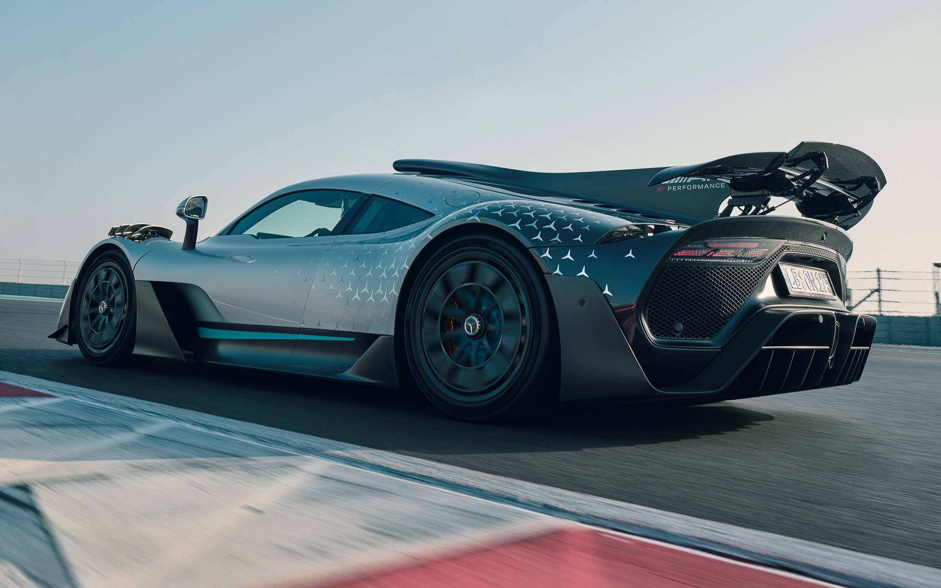 0-100km/h加速は2.9秒、0-200km/h加速は7.0秒、0-300km/h加速は15.6秒を誇る