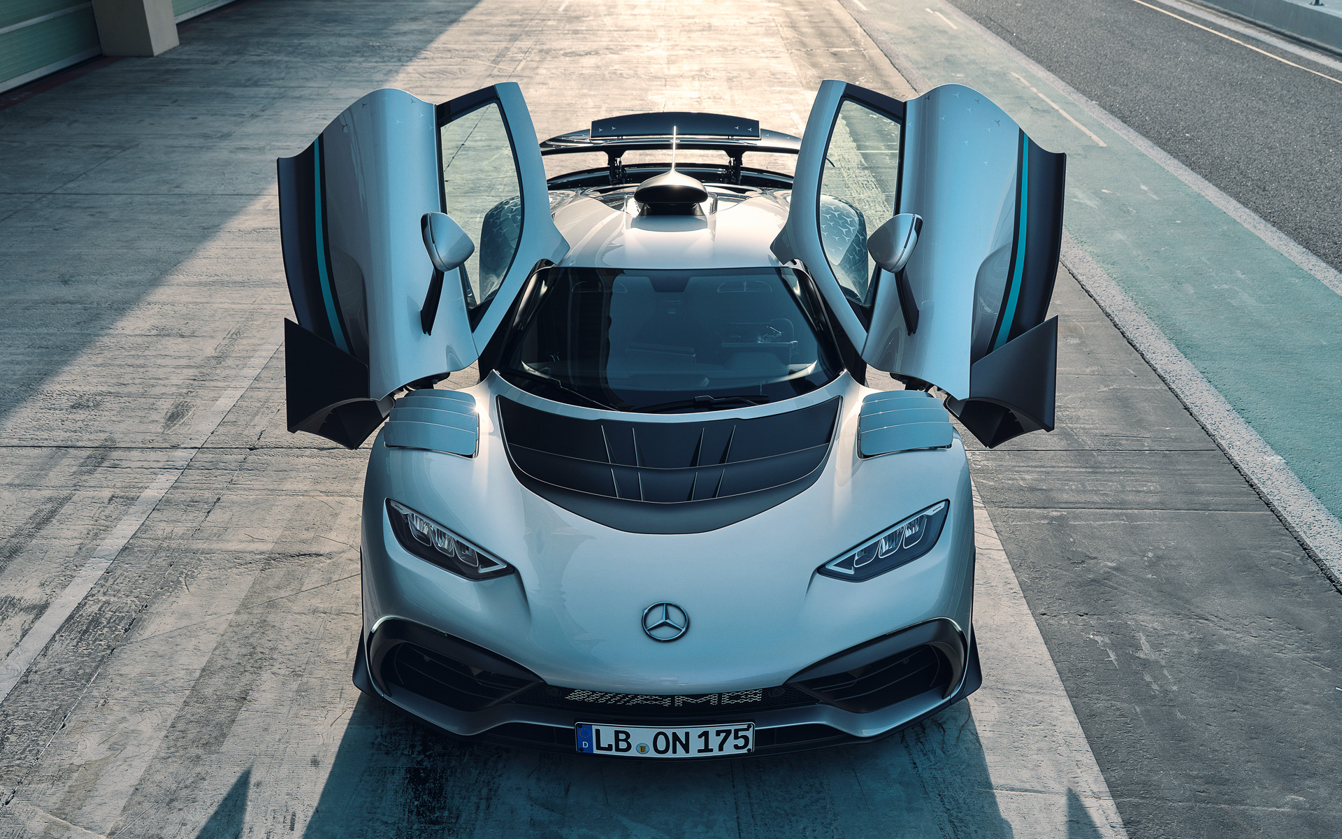 ドアは跳ね上げ式を採用