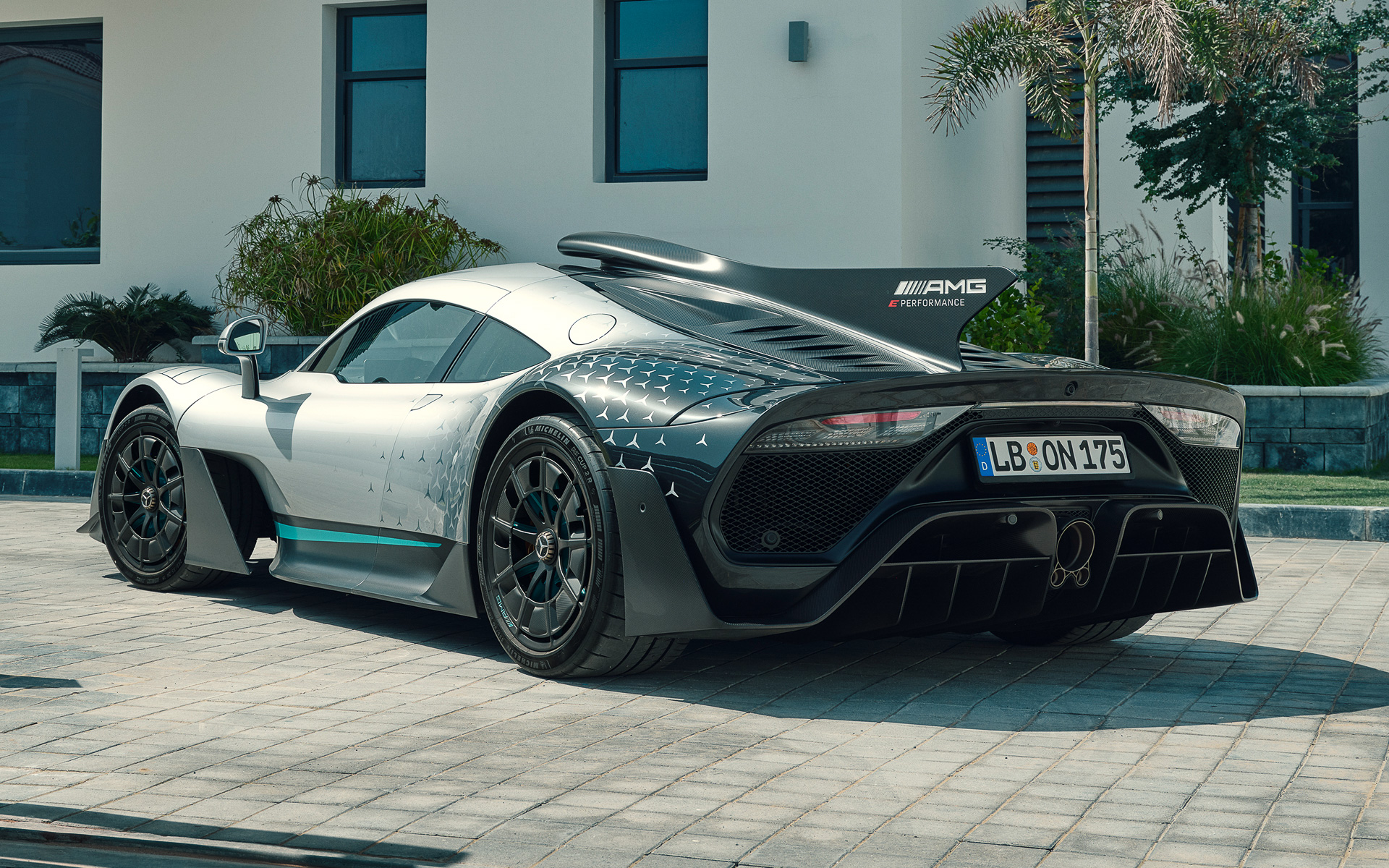 ボディサイズは4756×2010×1261mm（全長×全幅×全高）、ホイールベースは2720mm、車軸幅はフロント1721、リア1669mm、車両重量（DIN規格）は1695kg