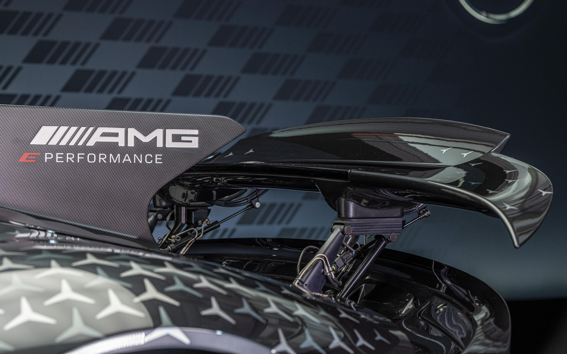 油圧制御のアクティブ・エアロダイナミクスは、2ピースの格納式ブレードと調整可能なフラップが一体化している