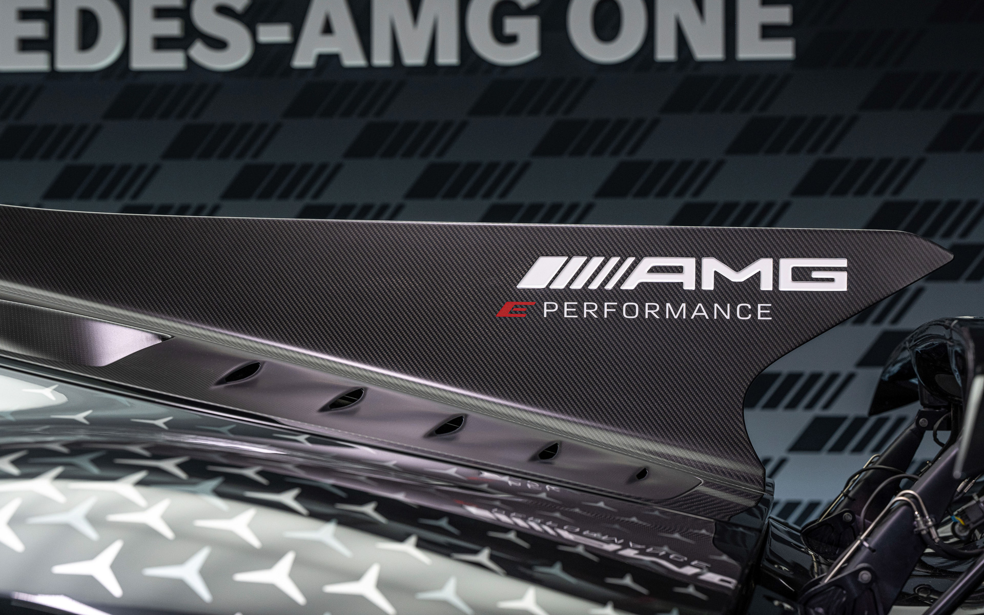 垂直に立つシャークフィン