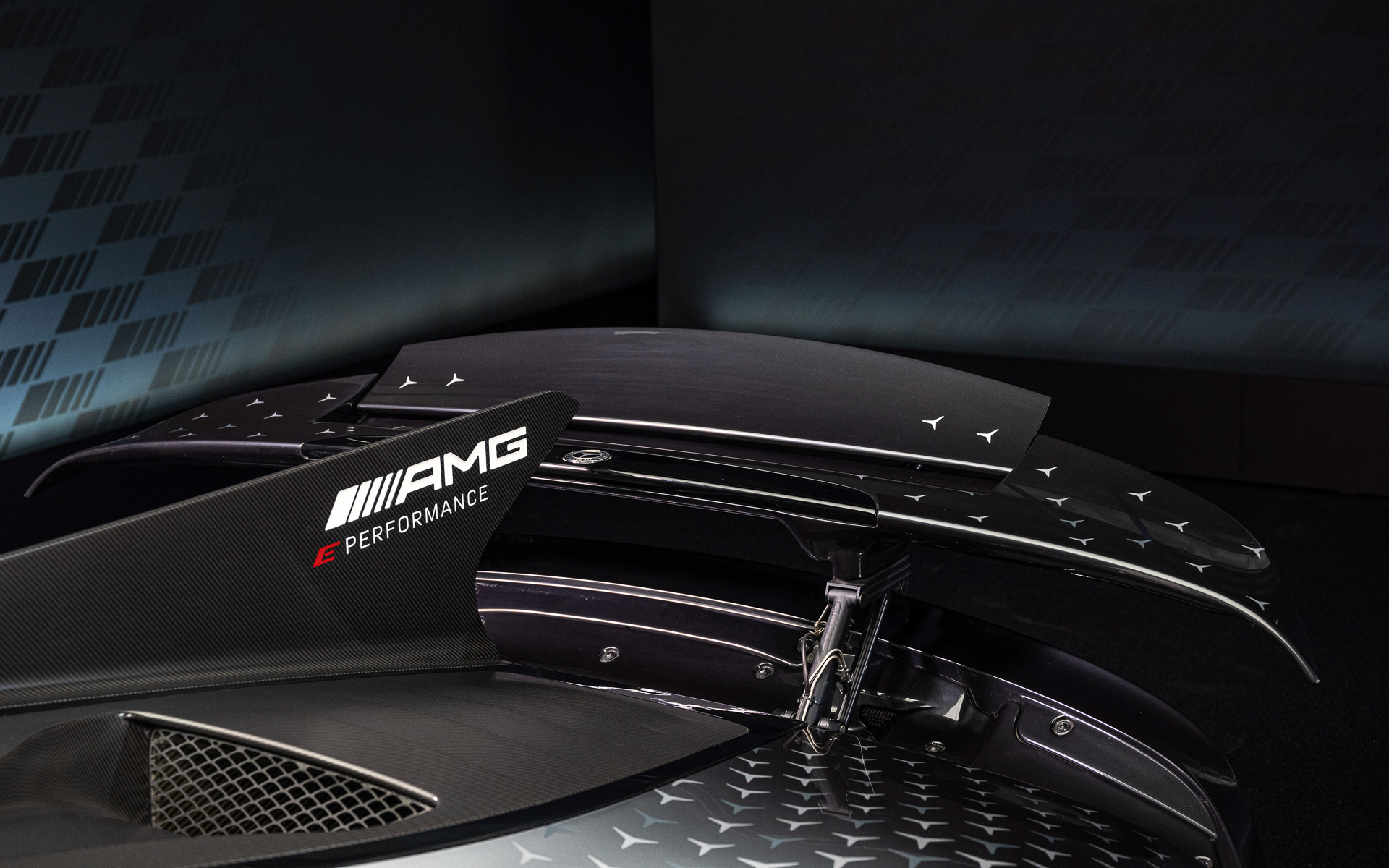 油圧制御のアクティブ・エアロダイナミクスは、2ピースの格納式ブレードと調整可能なフラップが一体化している