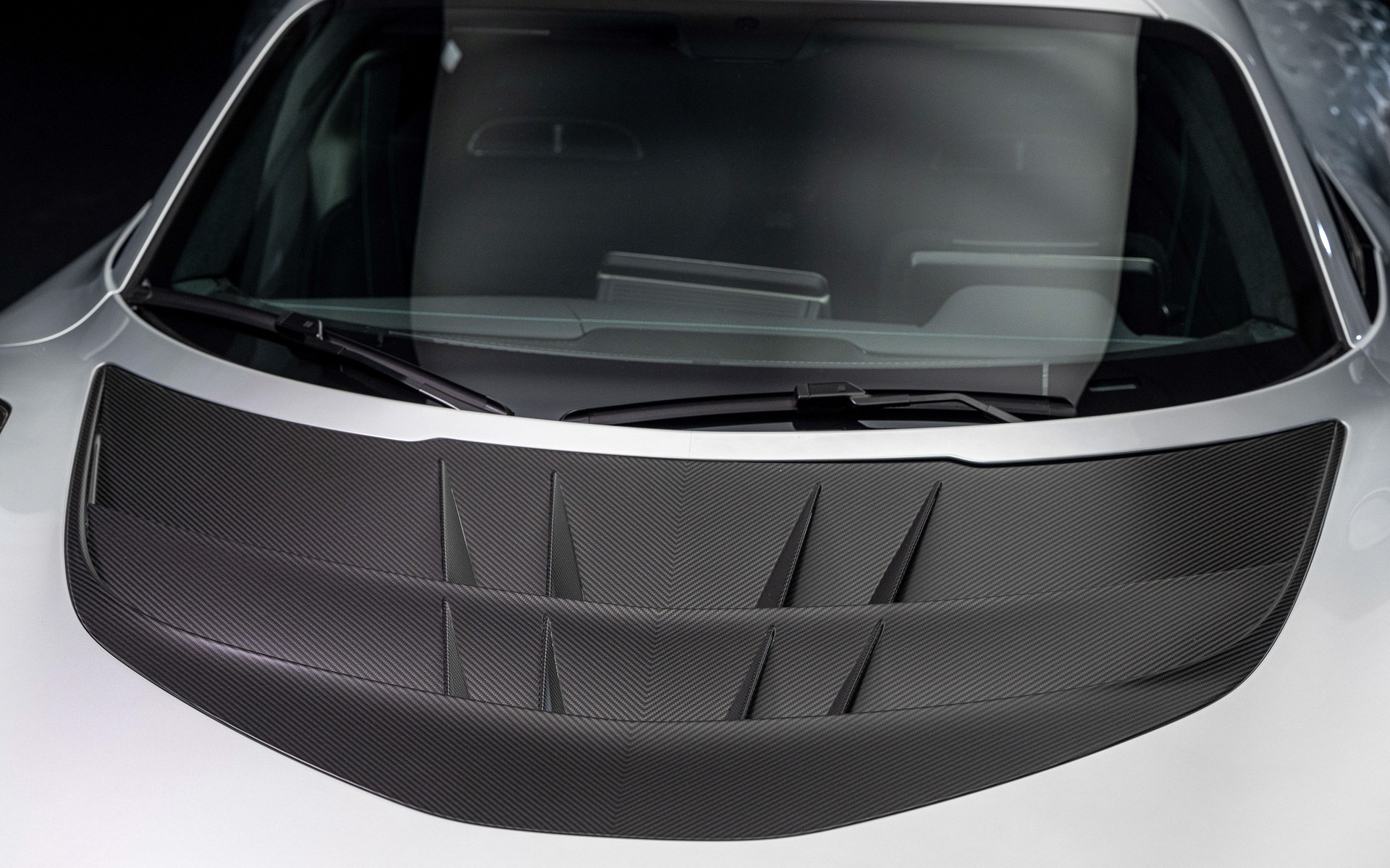 ボンネットダクトはコクピットまわりの空気を整流してくれる