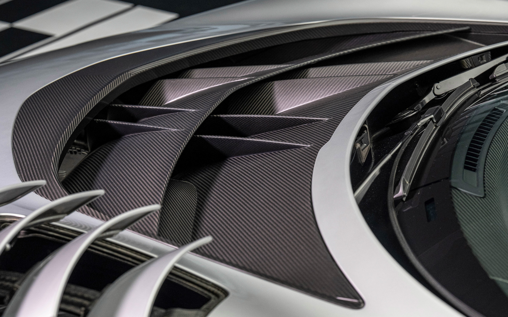 ボンネットダクトはコクピットまわりの空気を整流してくれる