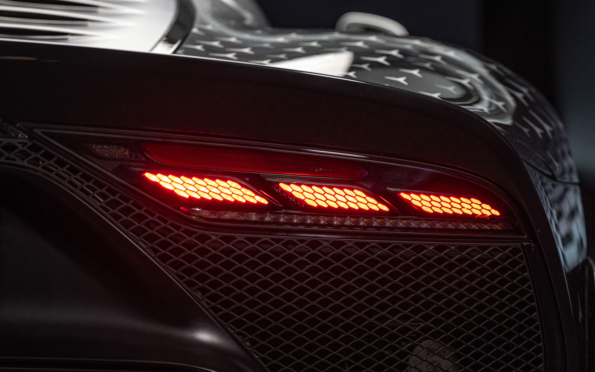 ヘッドライトのデザインに呼応したデザインのテールランプ