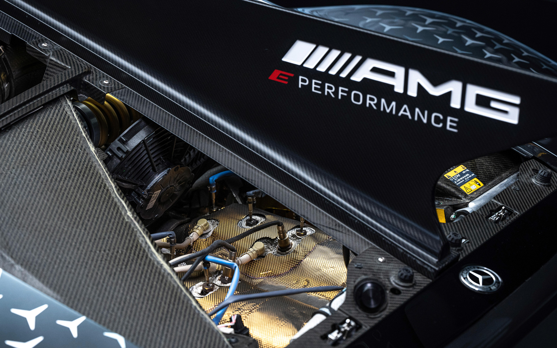 AMG ONEはミッドシップレイアウトで、エンジン1基と4つのモーターを搭載している