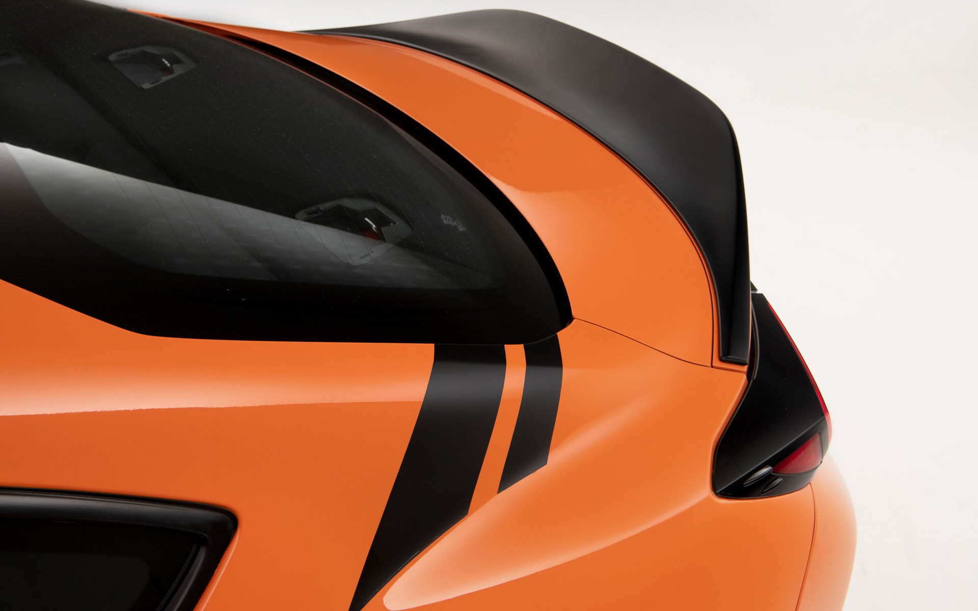 Cピラーにはブラックのグラフィックが入る