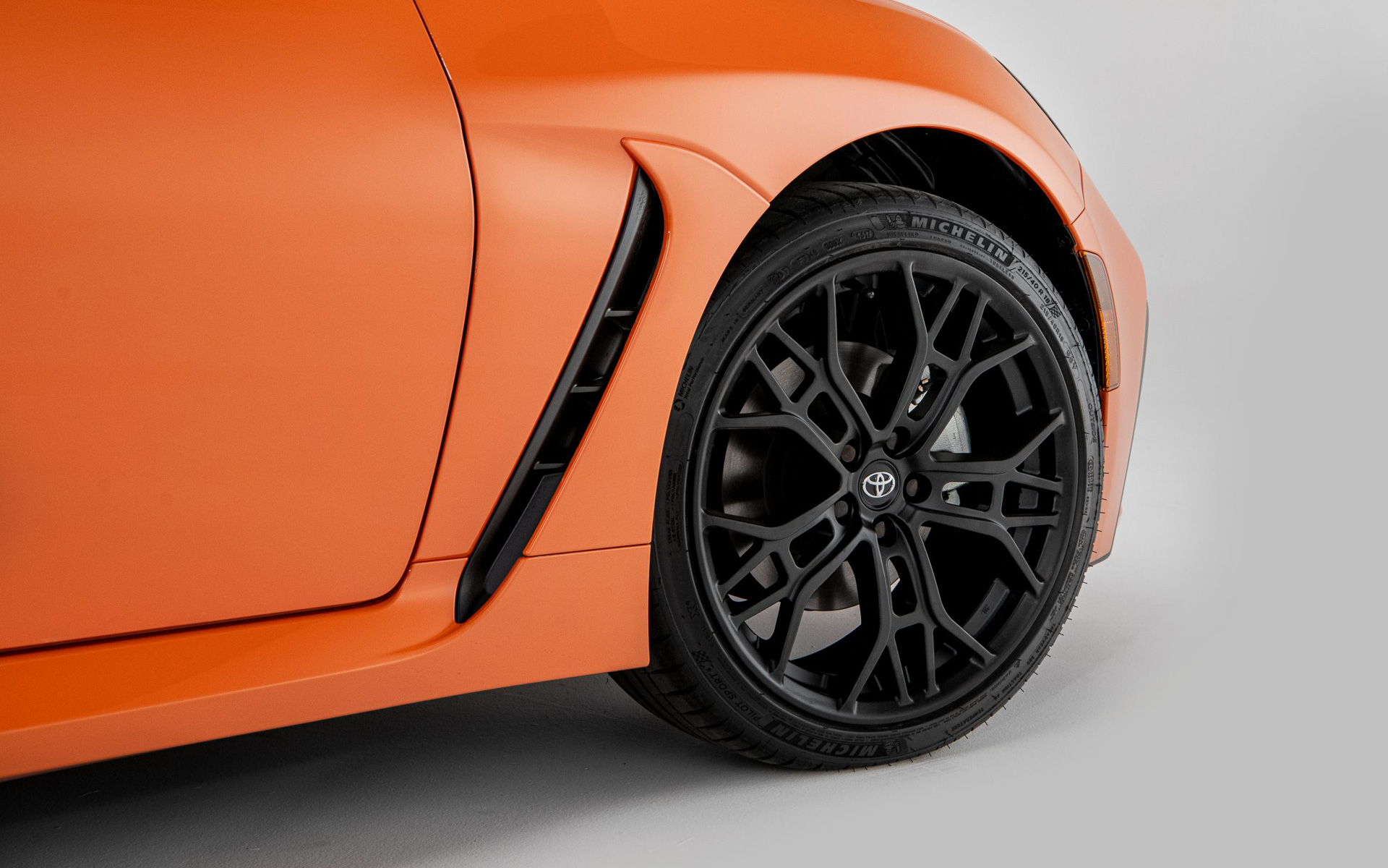 GRマットブラック18インチホイールを装着