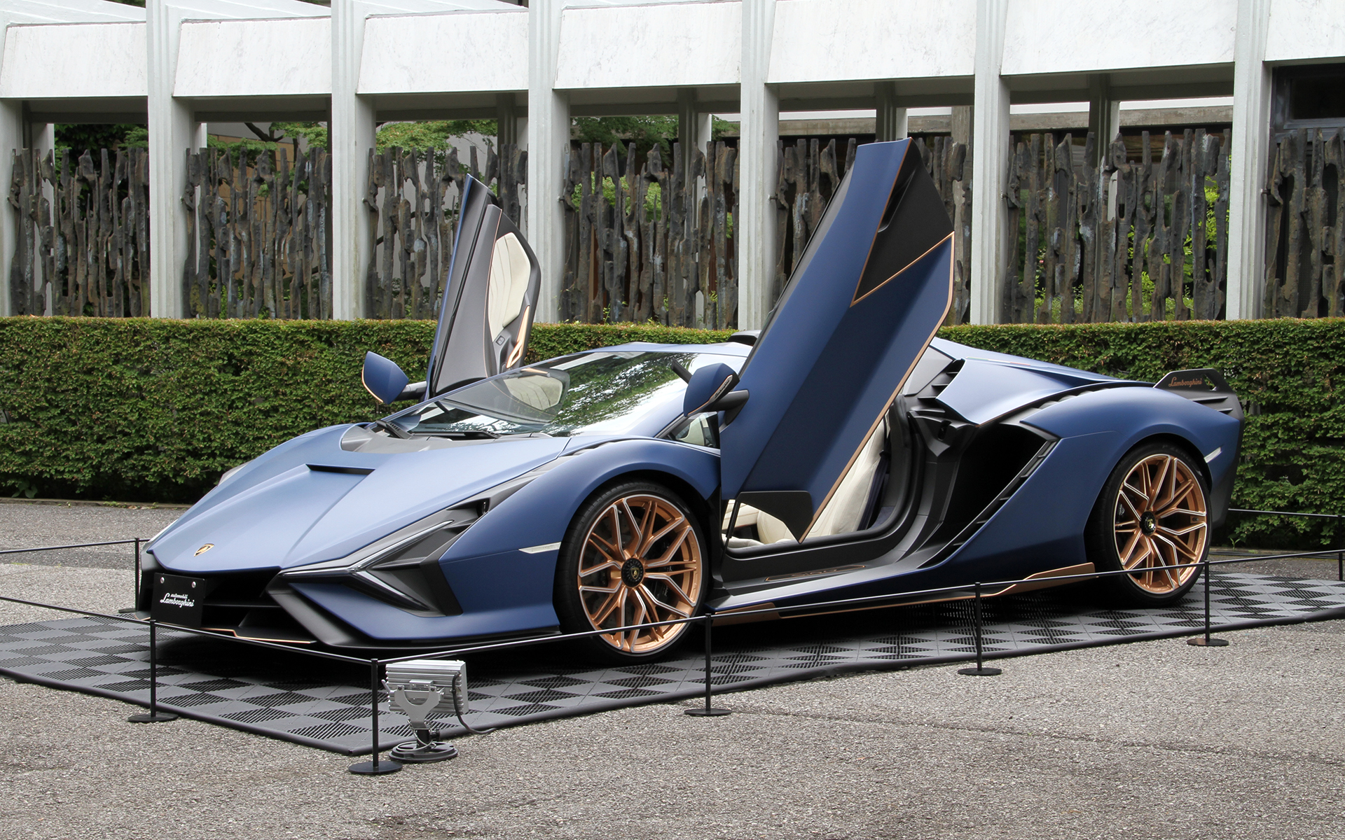 ピレリ150周年を祝して各イタリアメーカーのモデルが並べられた