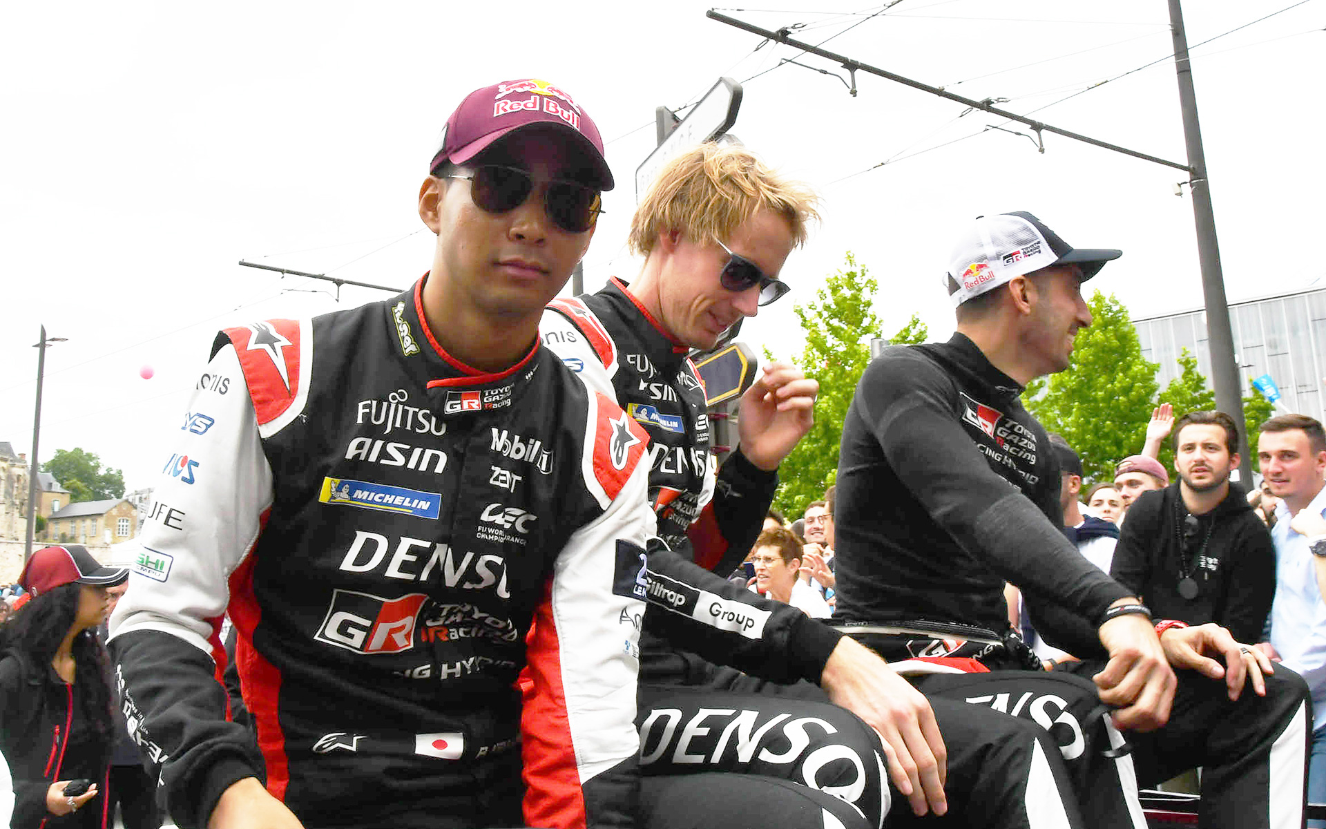 オンラインインタビュー後、3年ぶりに開催されたル・マン市内でのパレードに参加する8号車（セバスチャン・ブエミ/ブレンドン・ハートレー/平川亮）組。手前が平川選手