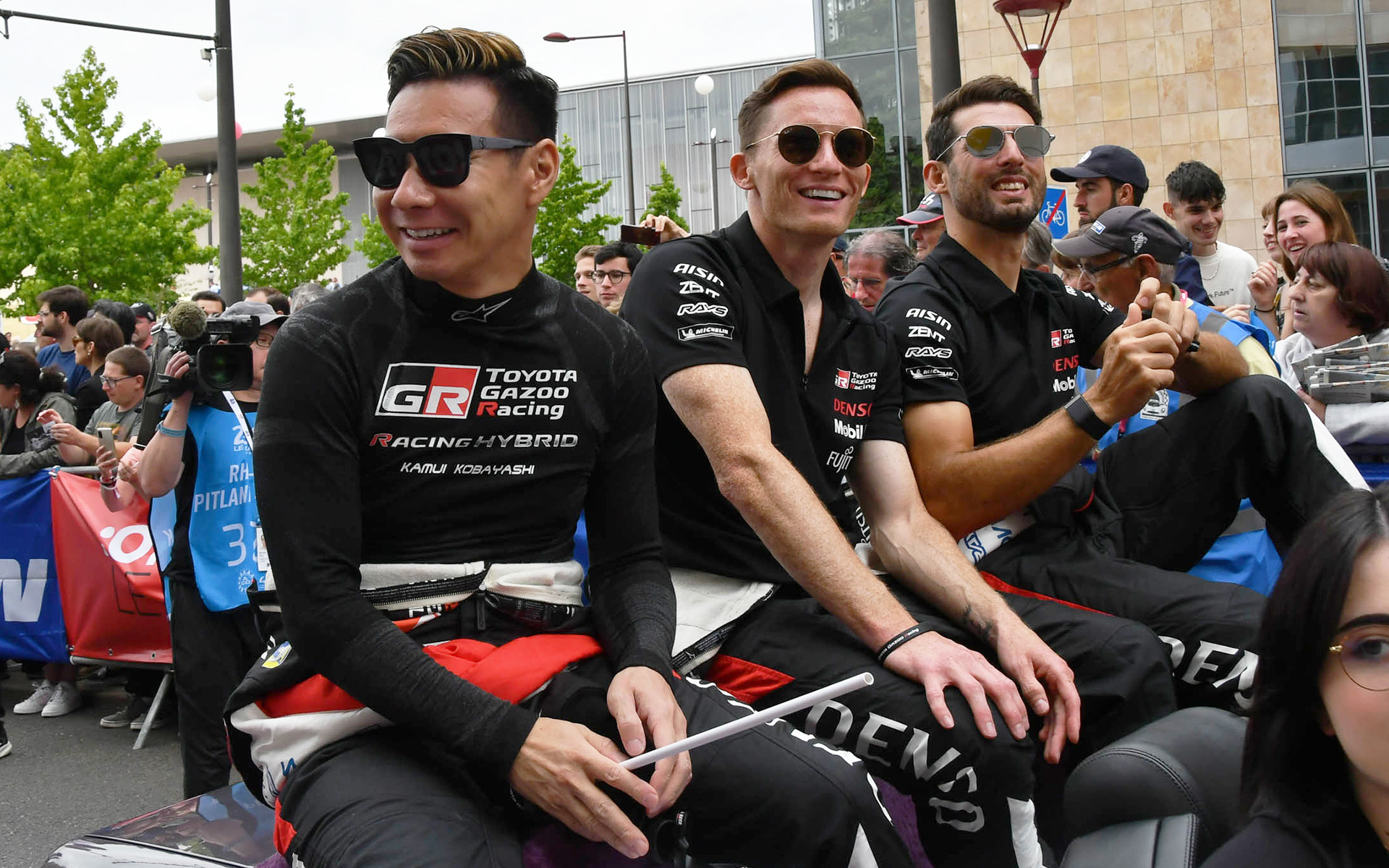 オンライン会見後、ル・マン市内のパレードに参加した小林可夢偉選手（手前）。このパレードも3年ぶり、多くの人が入るル・マン24時間を見てほしいという