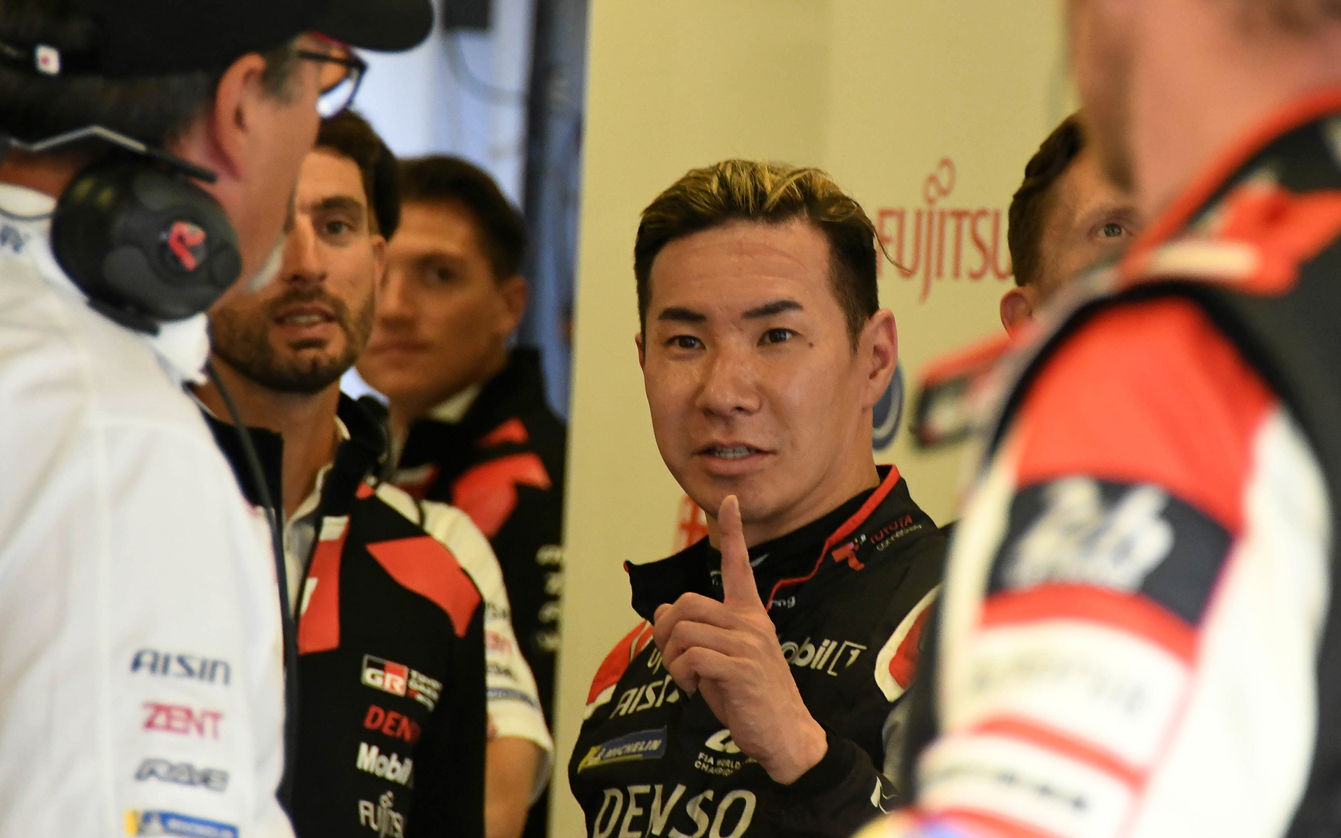 ハイパーポールでチームのポールポジションをよろこぶ小林可夢偉選手兼チーム代表。自身はトラフィックにひっかかり予選2位となり、TOYOTA GAZOO RACINGがフロントローをワンツーで独占した