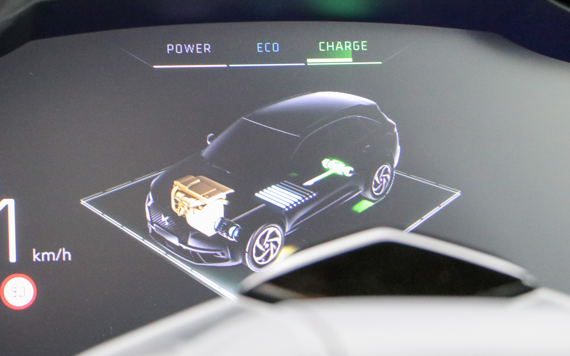 運転席のメーターディスプレイにはモーターの使用状況が表示でき、チャージ（回生）中や消費中などがひと目で分かる