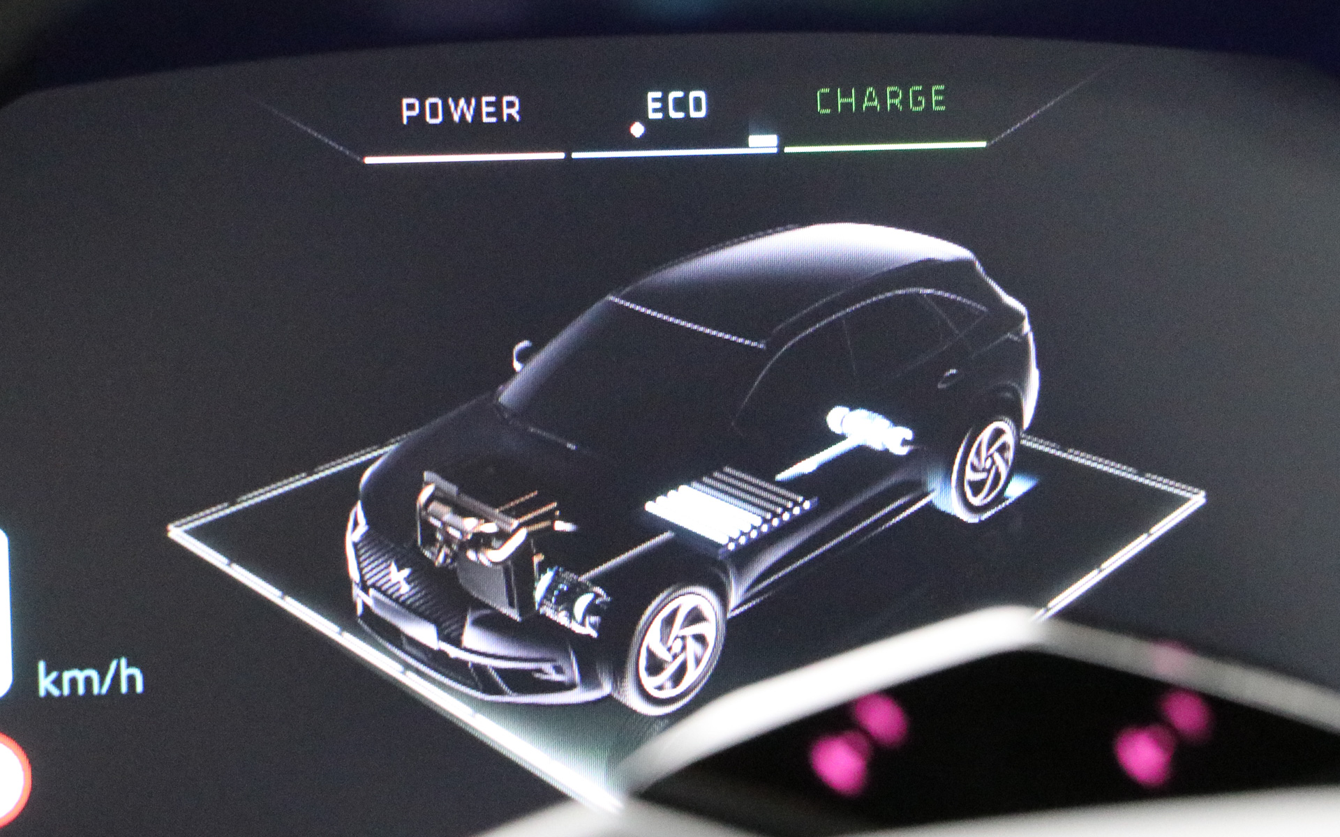 運転席のメーターディスプレイにはモーターの使用状況が表示でき、チャージ（回生）中や消費中などがひと目で分かる